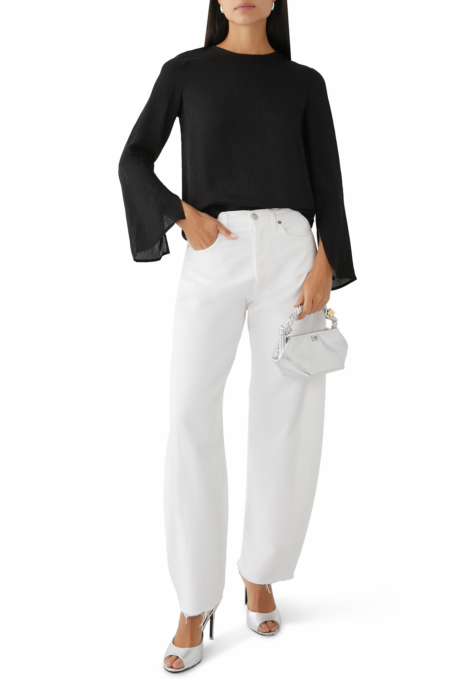 بلوزة بأكمام طويلة مزينة كليا بشعار الماركة