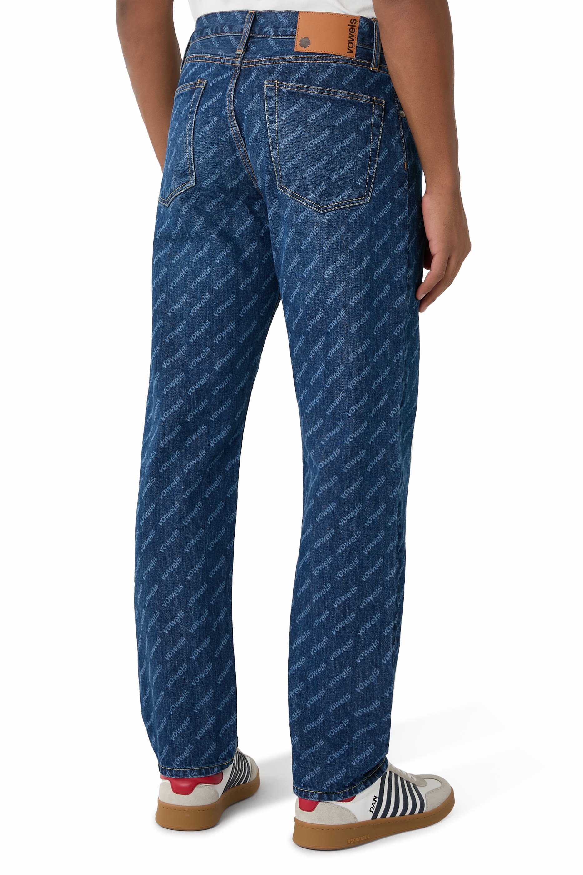 بنطال مزين كليا بشعار الماركة دنيم