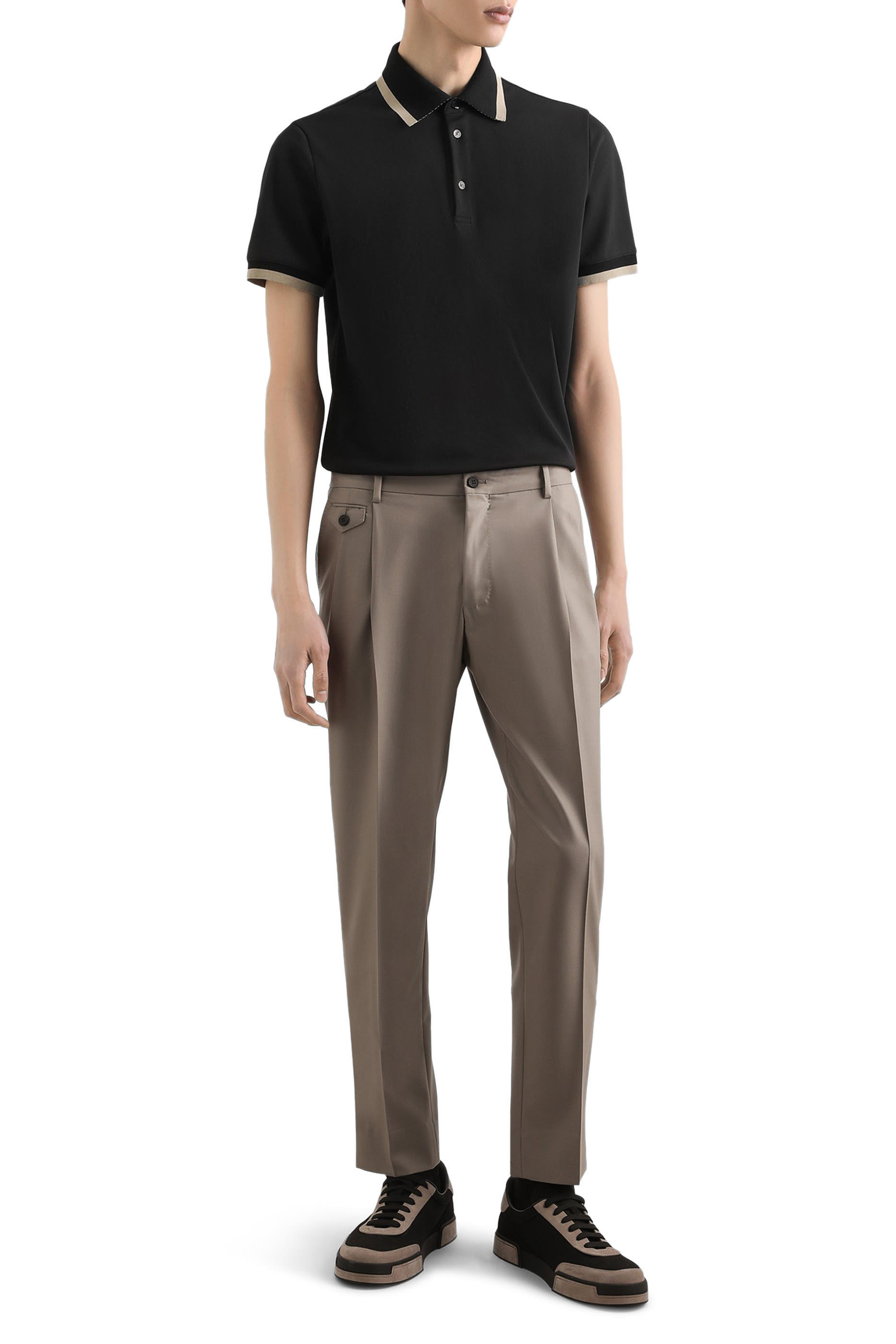 قميص بولو بأكمام قصيرة وشعار الماركة