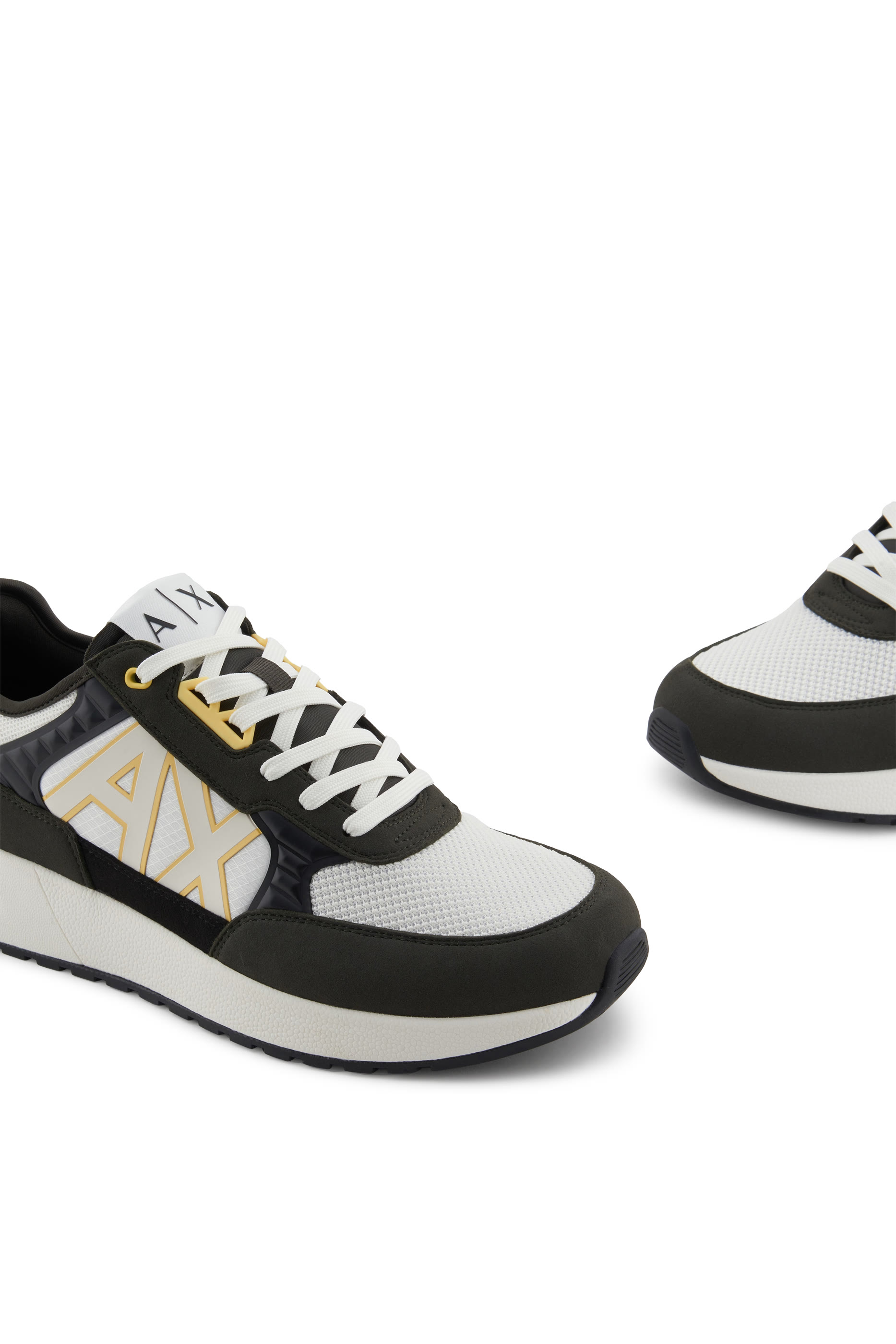 سنيكرز بأربطة وشعار الماركة بملمس بارز