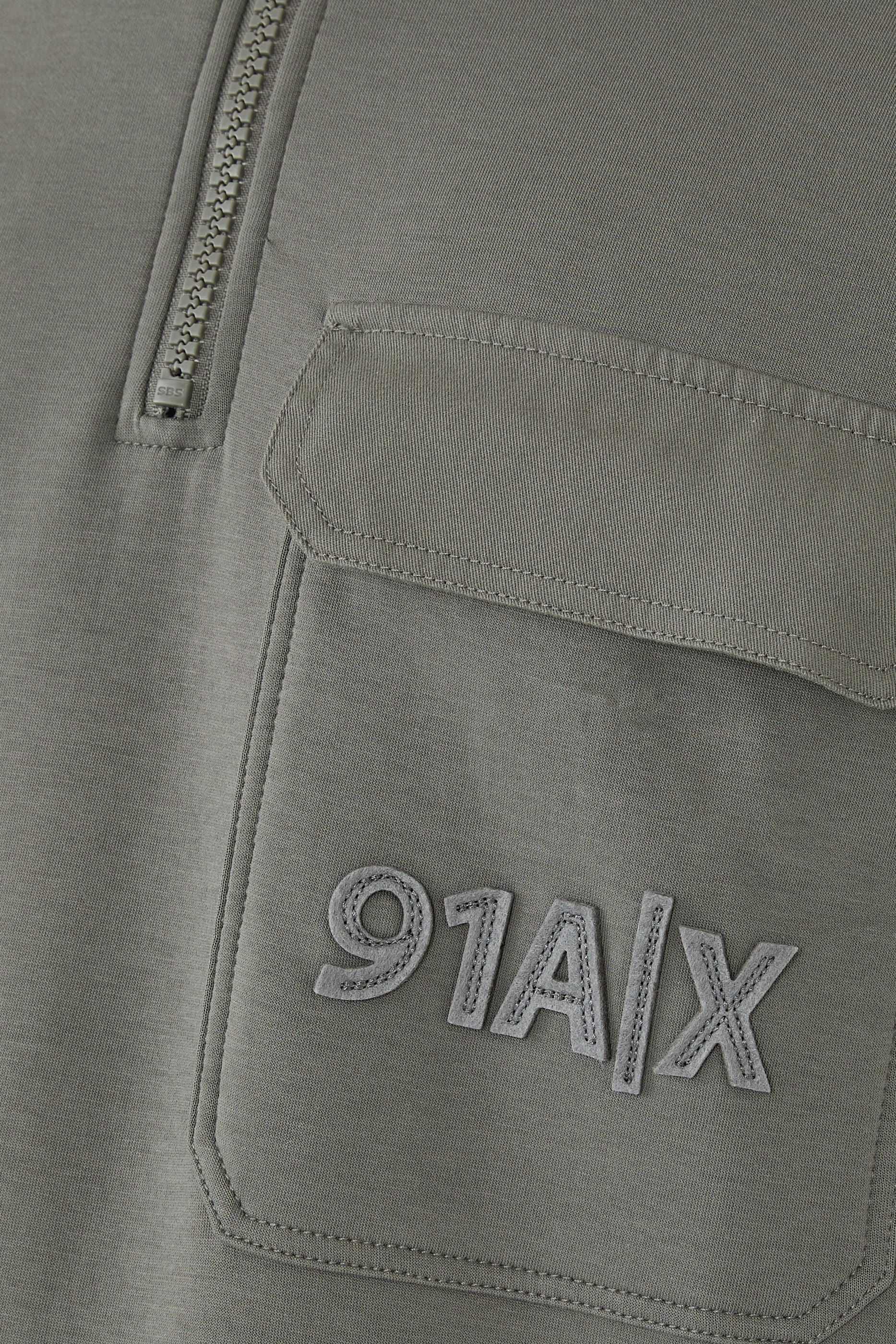 سويت شيرت ناينتي وان بياقة عالية بنصف سحاب وشعار الماركة