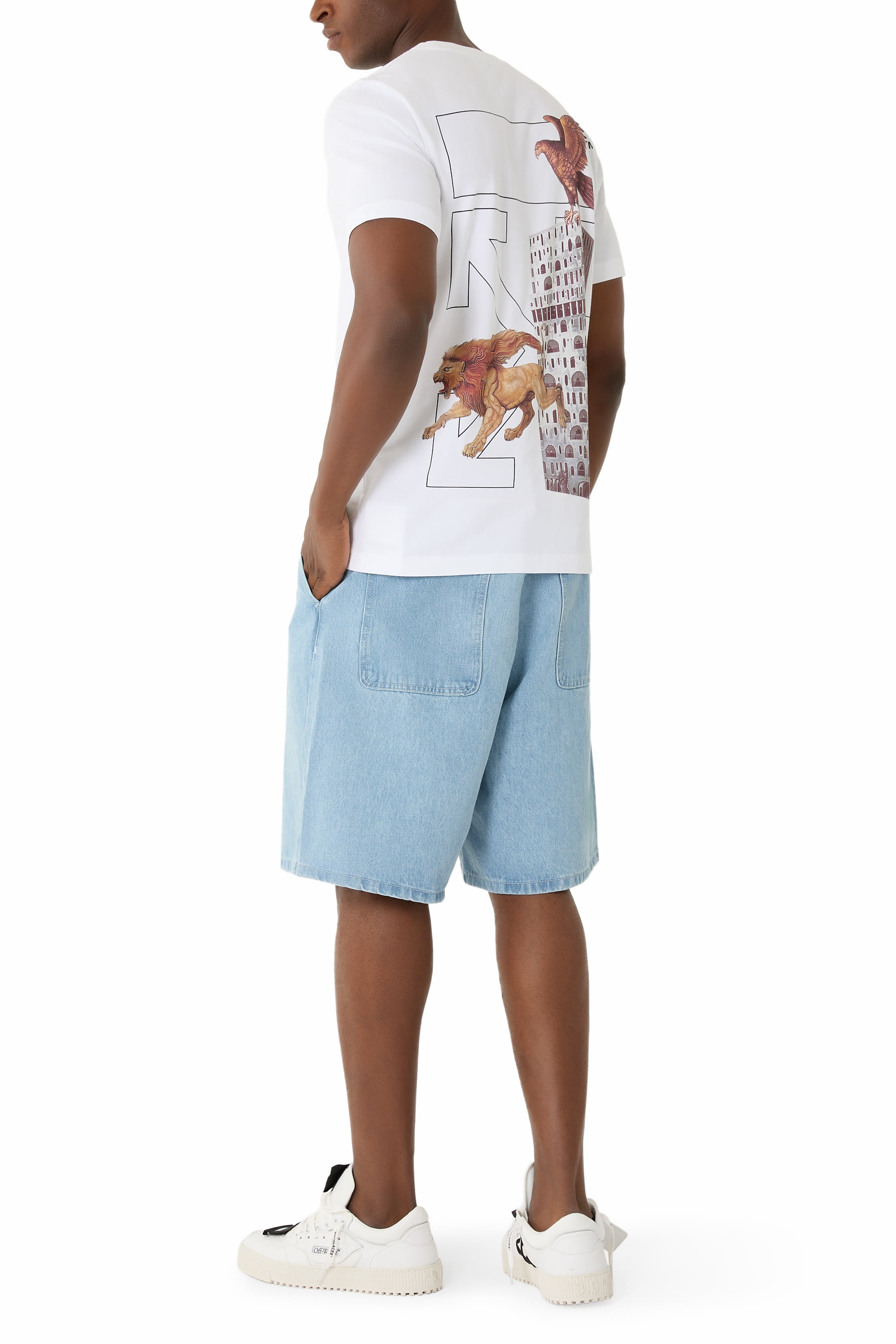 تيشيرت بقصة ضيقة وشعار الماركة مزين بطبعة مبنى وأسهم