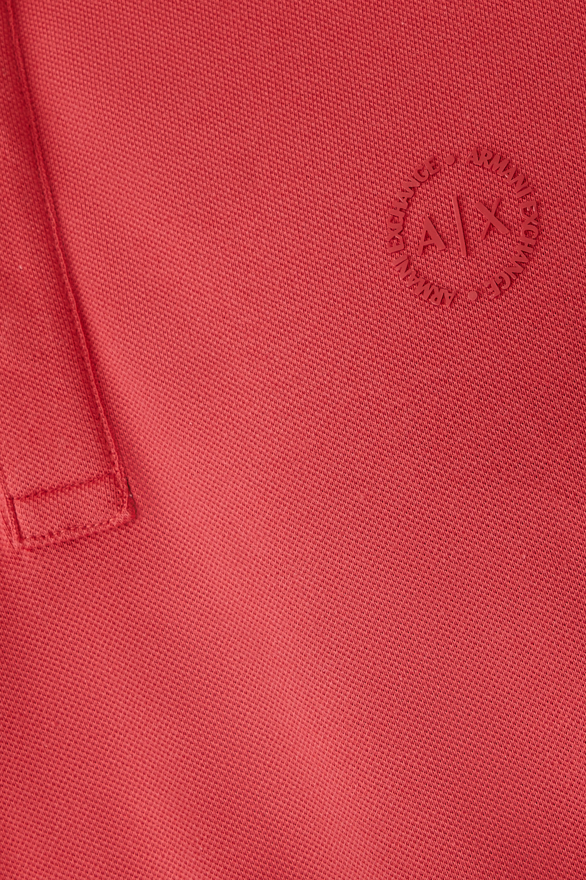 قميص بولو بقصة ضيقة وشعار الماركة