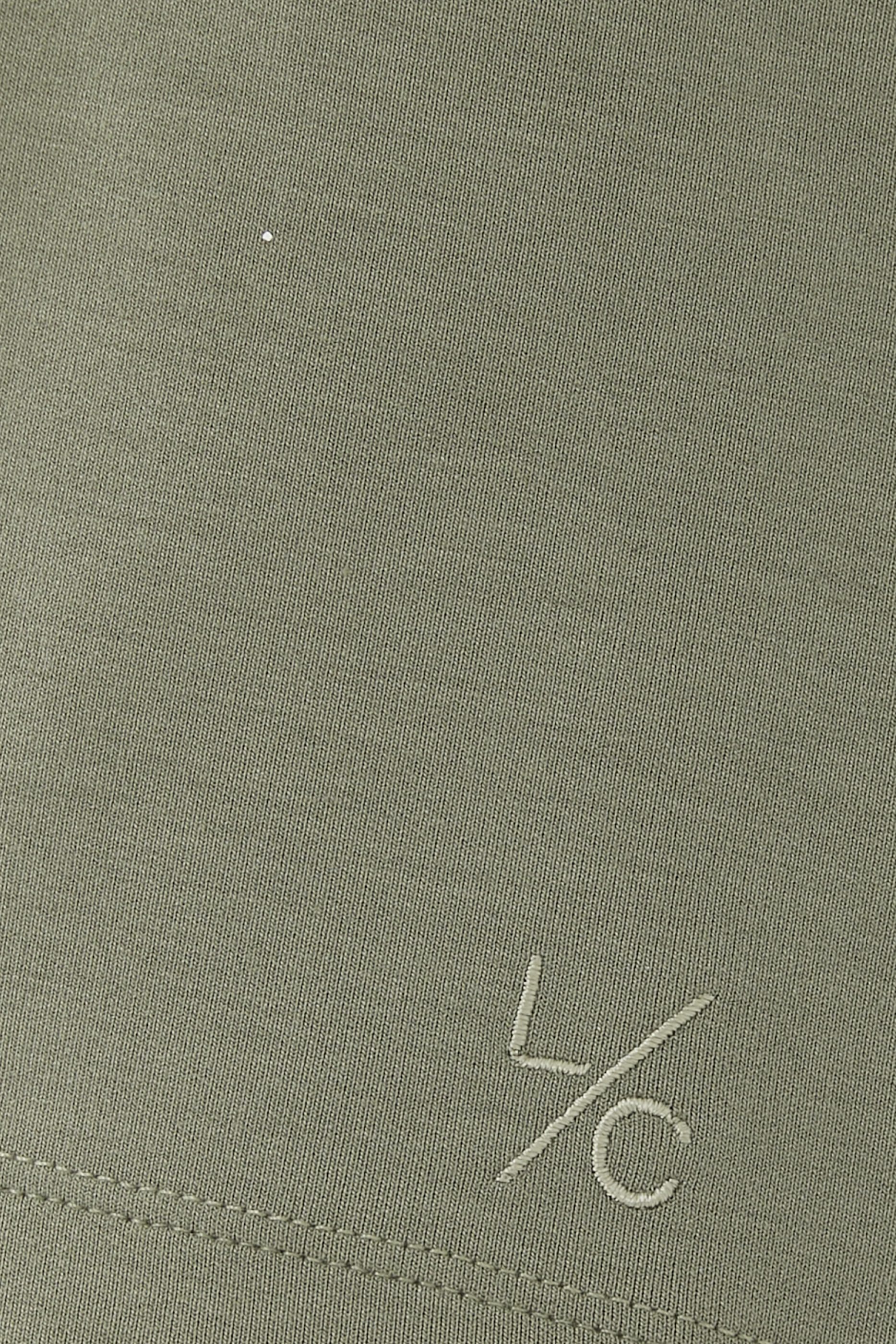 تيشيرت بأكتاف مبطنة للبيت