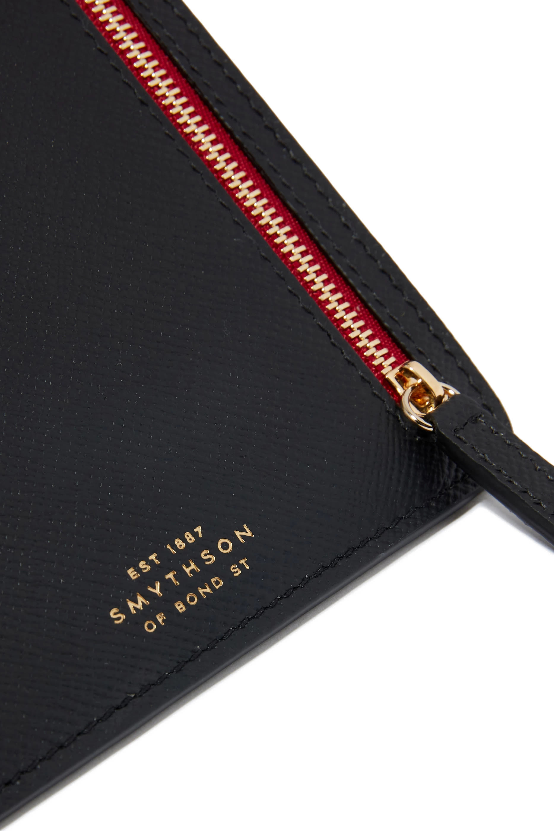 حافظة بسحابات متعددة ونقشة باناما