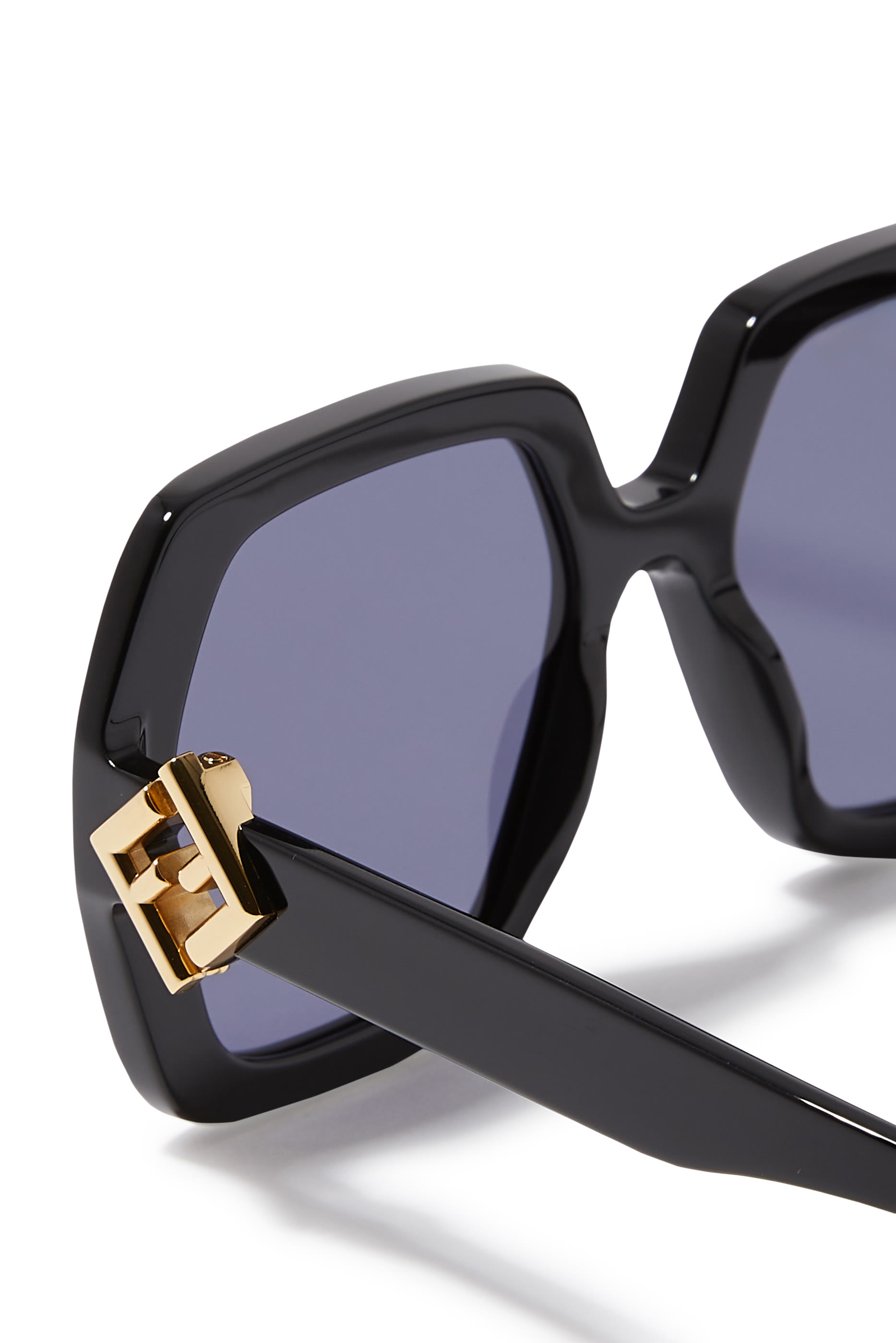 نظارة شمسية بحلية بشعار الماركة بتصميم معين