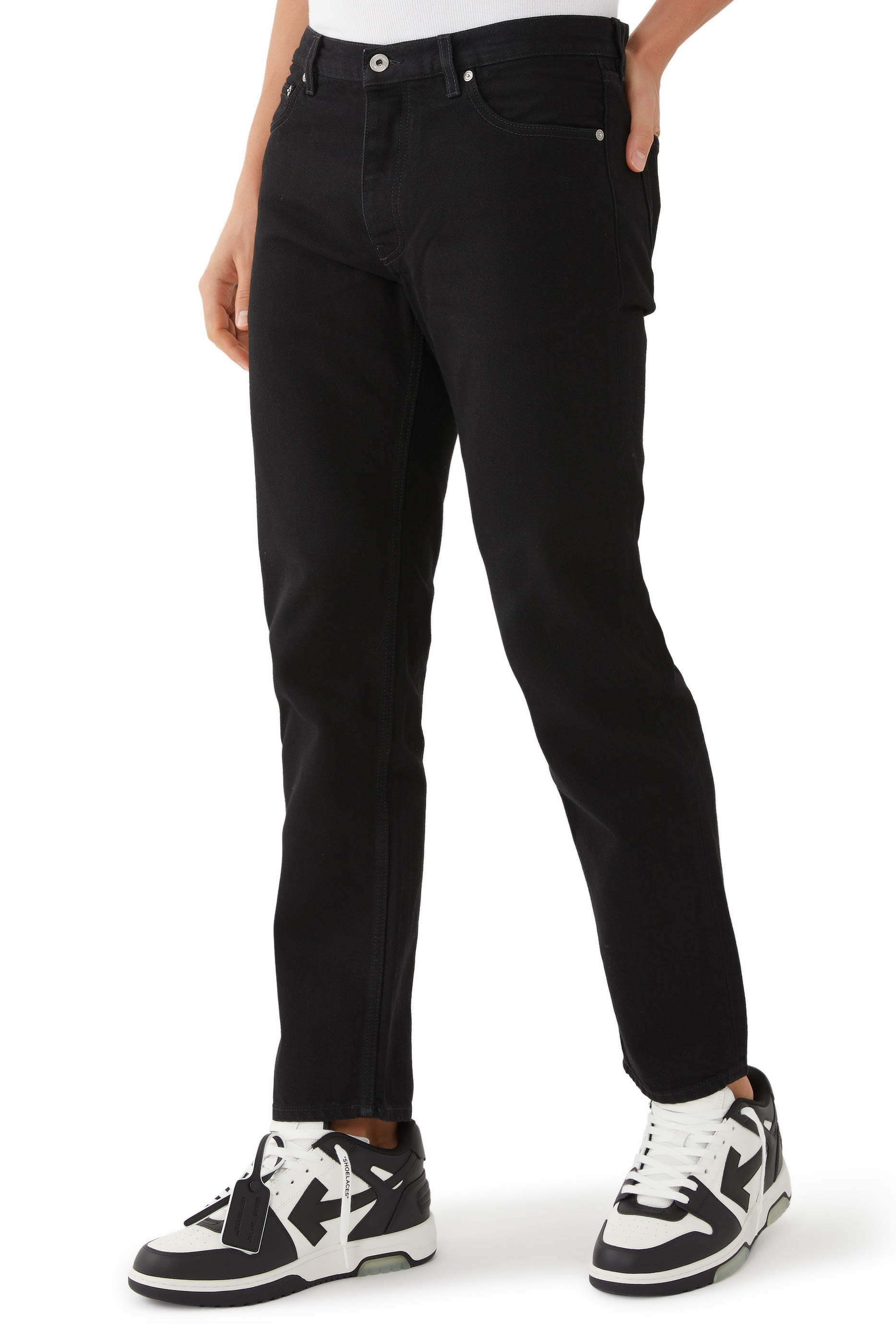 بنطال جينز بتفاصيل ممزقة وقصة ساق مدببة