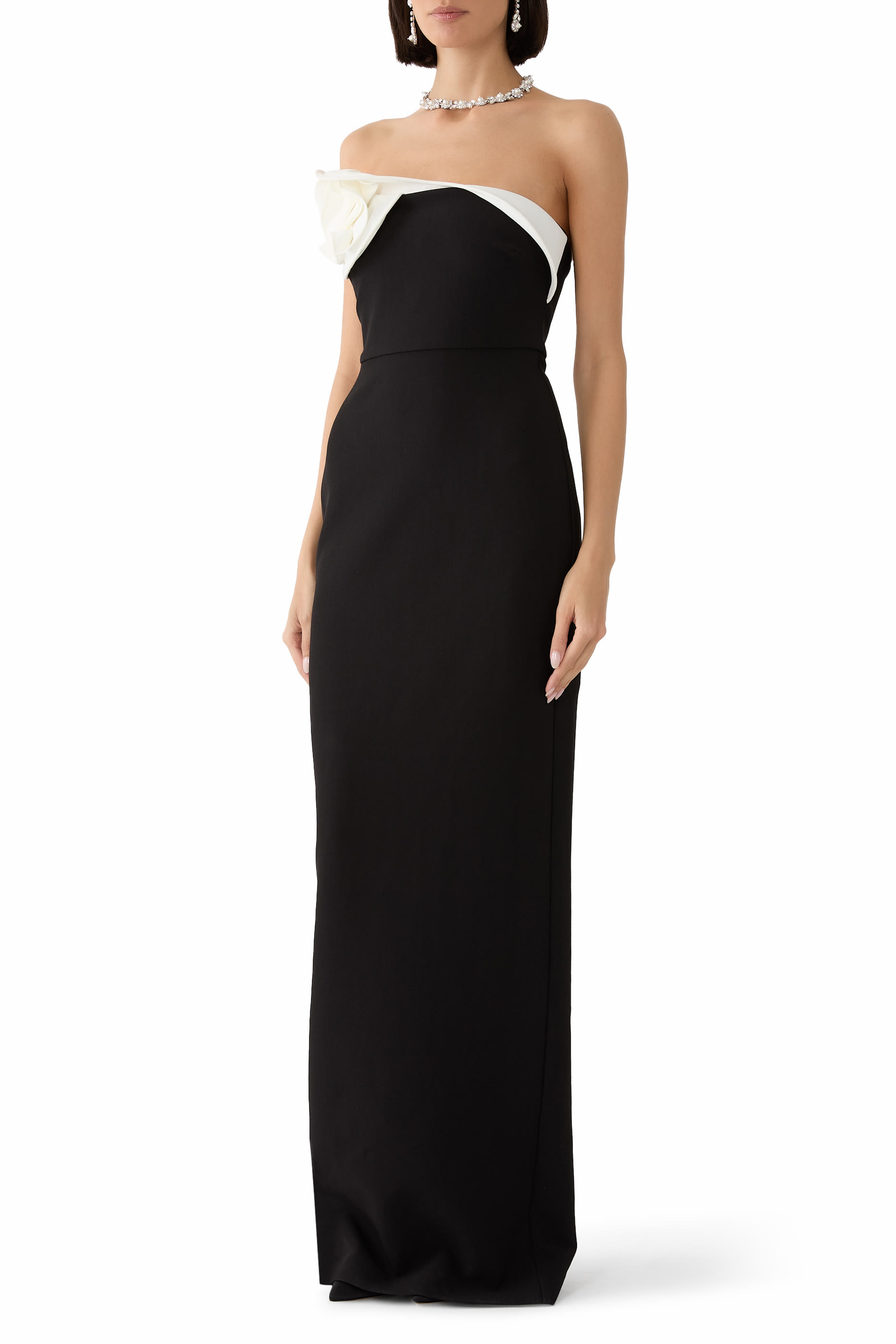 فستان سهرة مزين بتفاصيل وردة درابيه