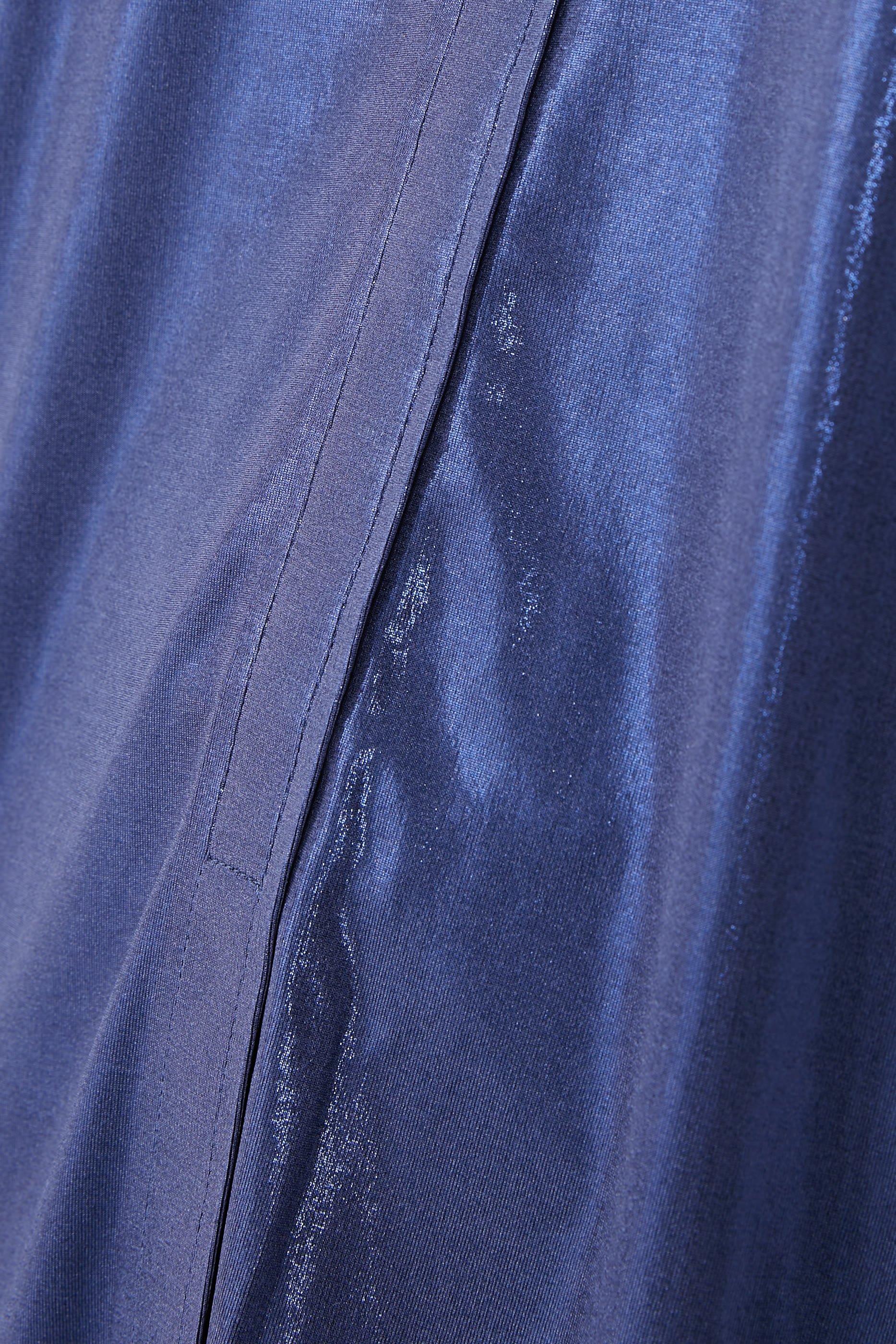 قميص ام كاي لامع بياقة عالية