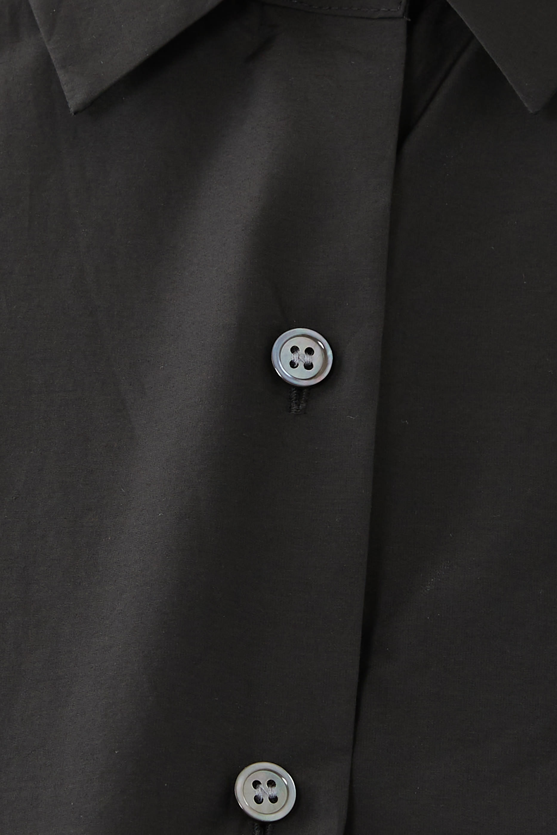 قميص بربطة في الأمام