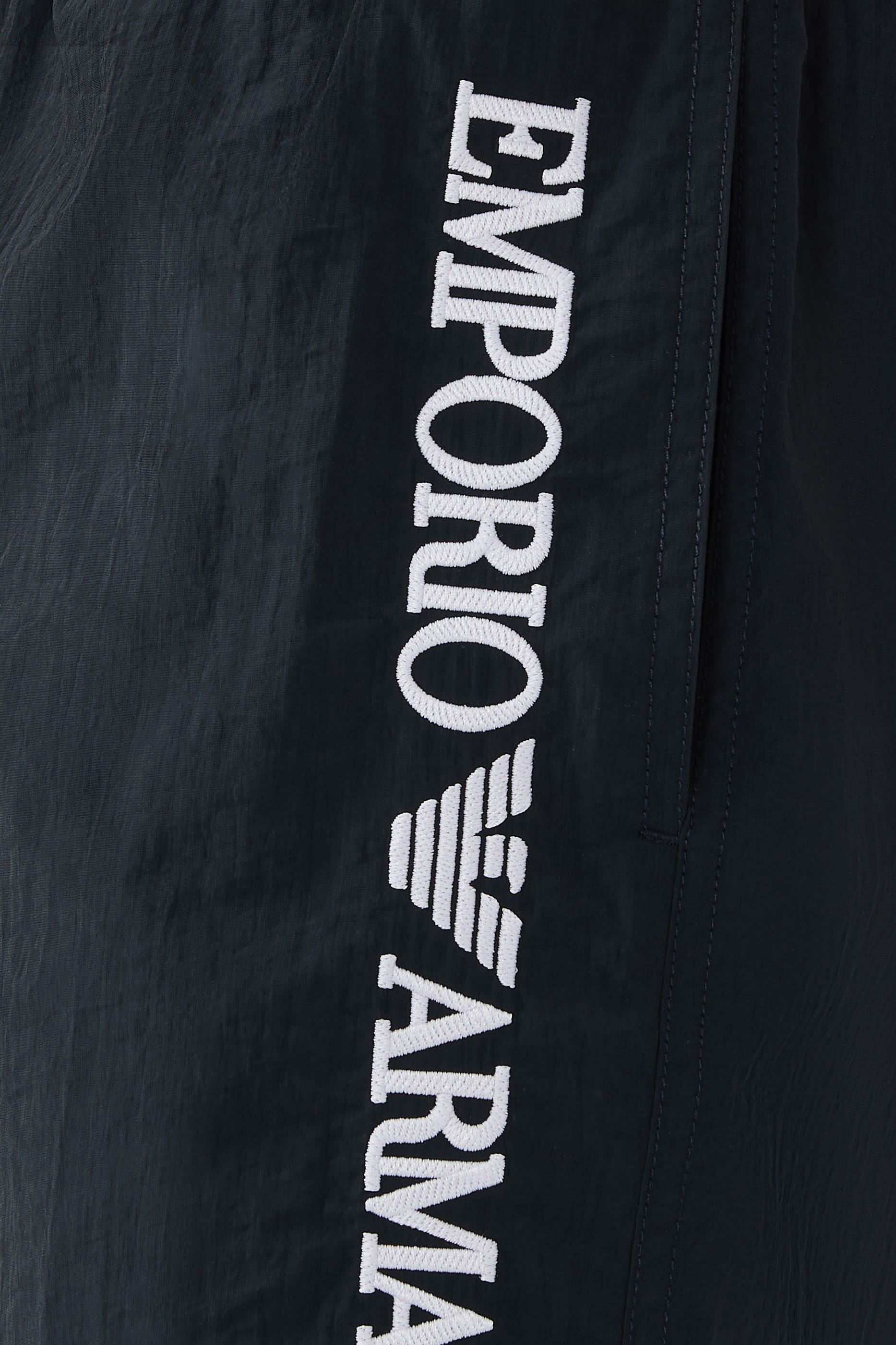 شورت سباحة بشعار الماركة