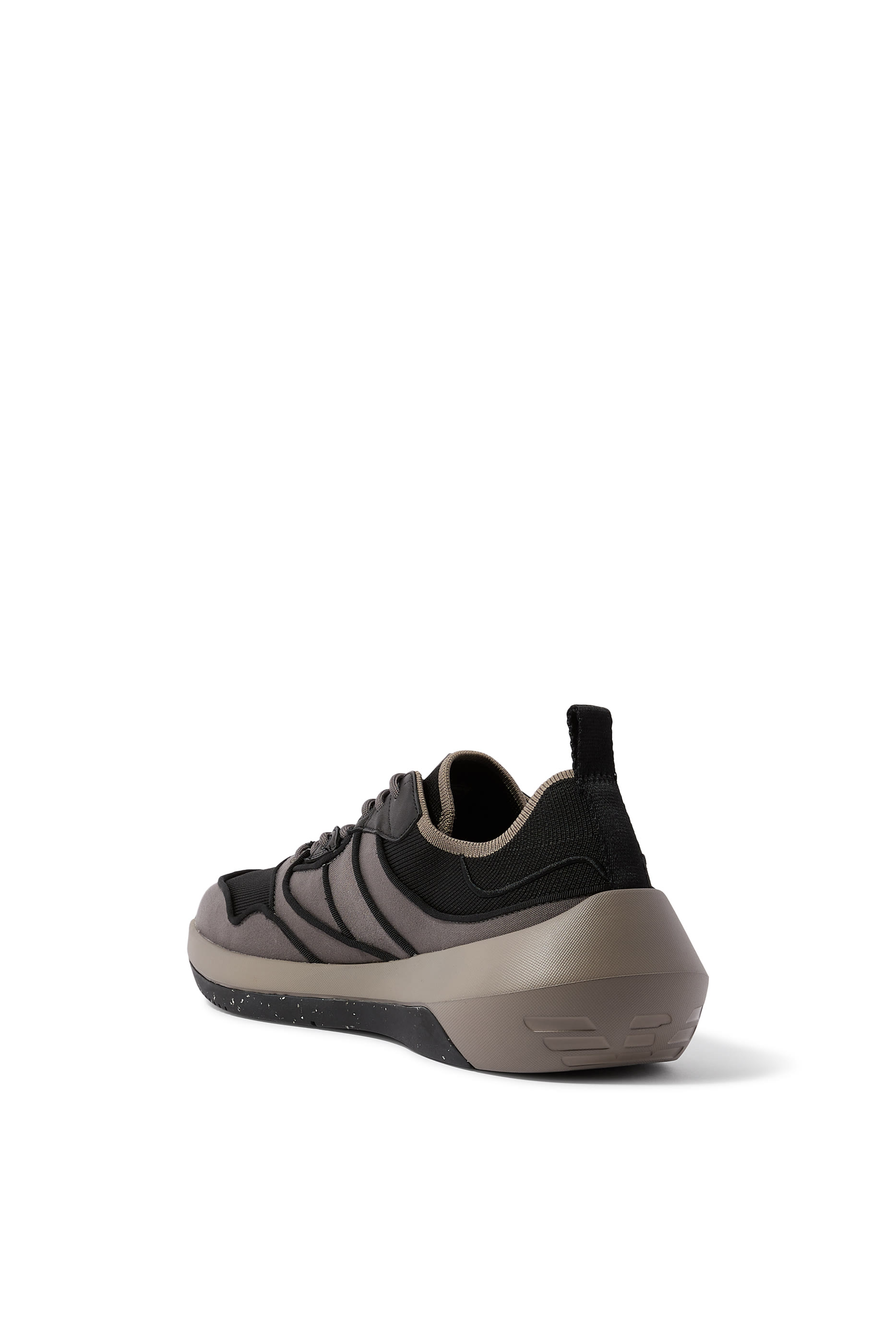 سنيكرز بنعل سميك وأربطة