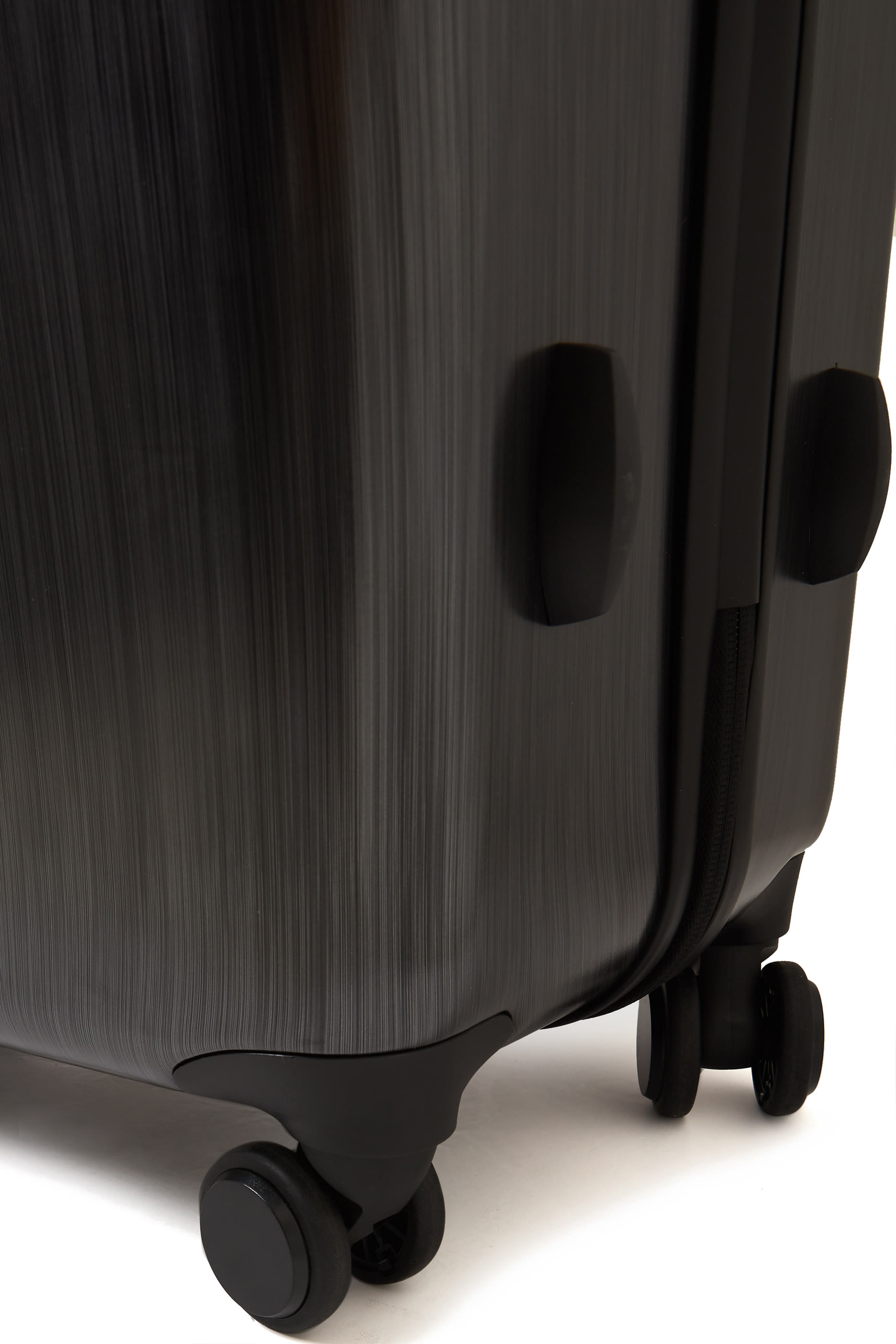 عربة ضيافة كبيرة مزينة بشعار الماركة