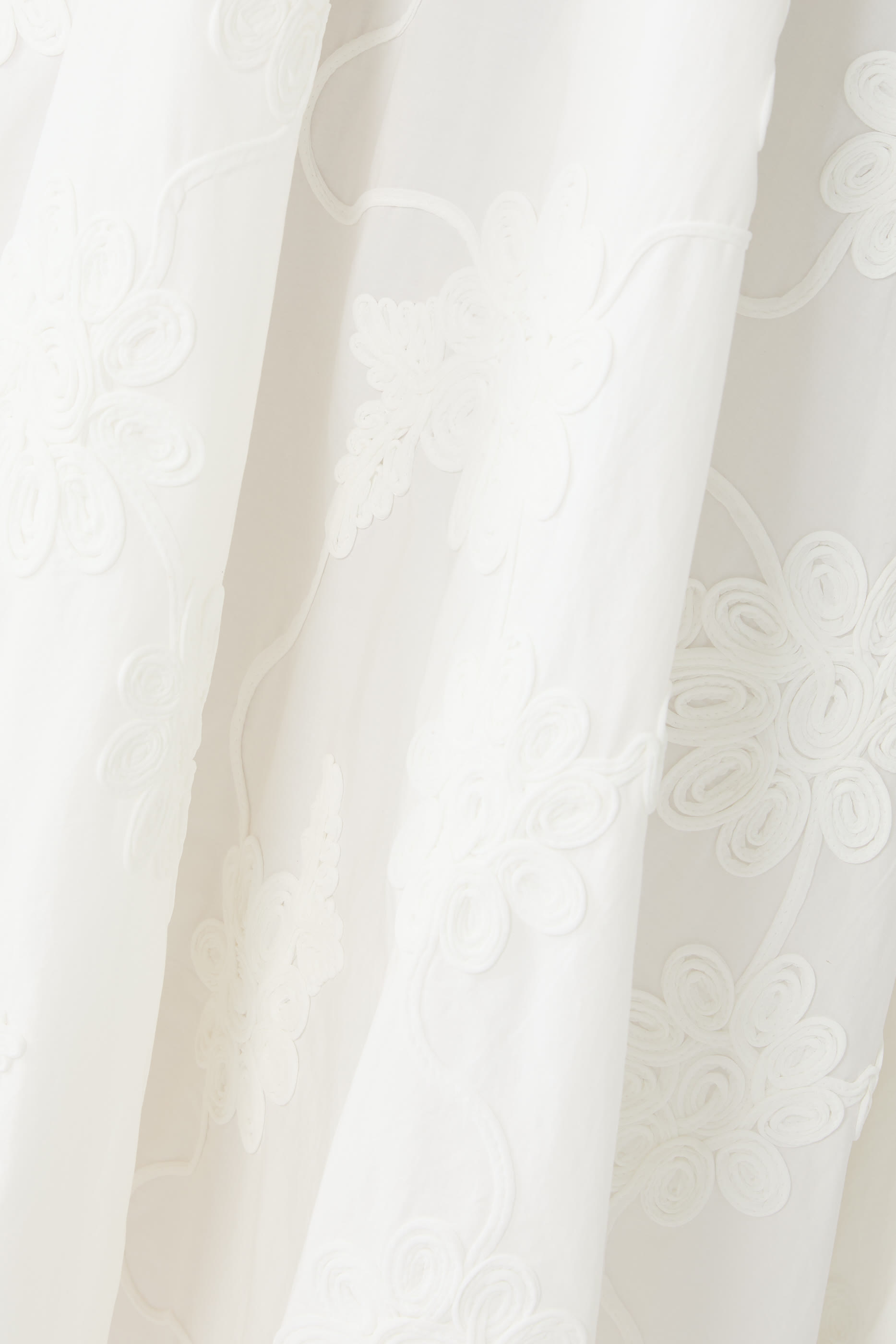 فستان بتطريزات زهور