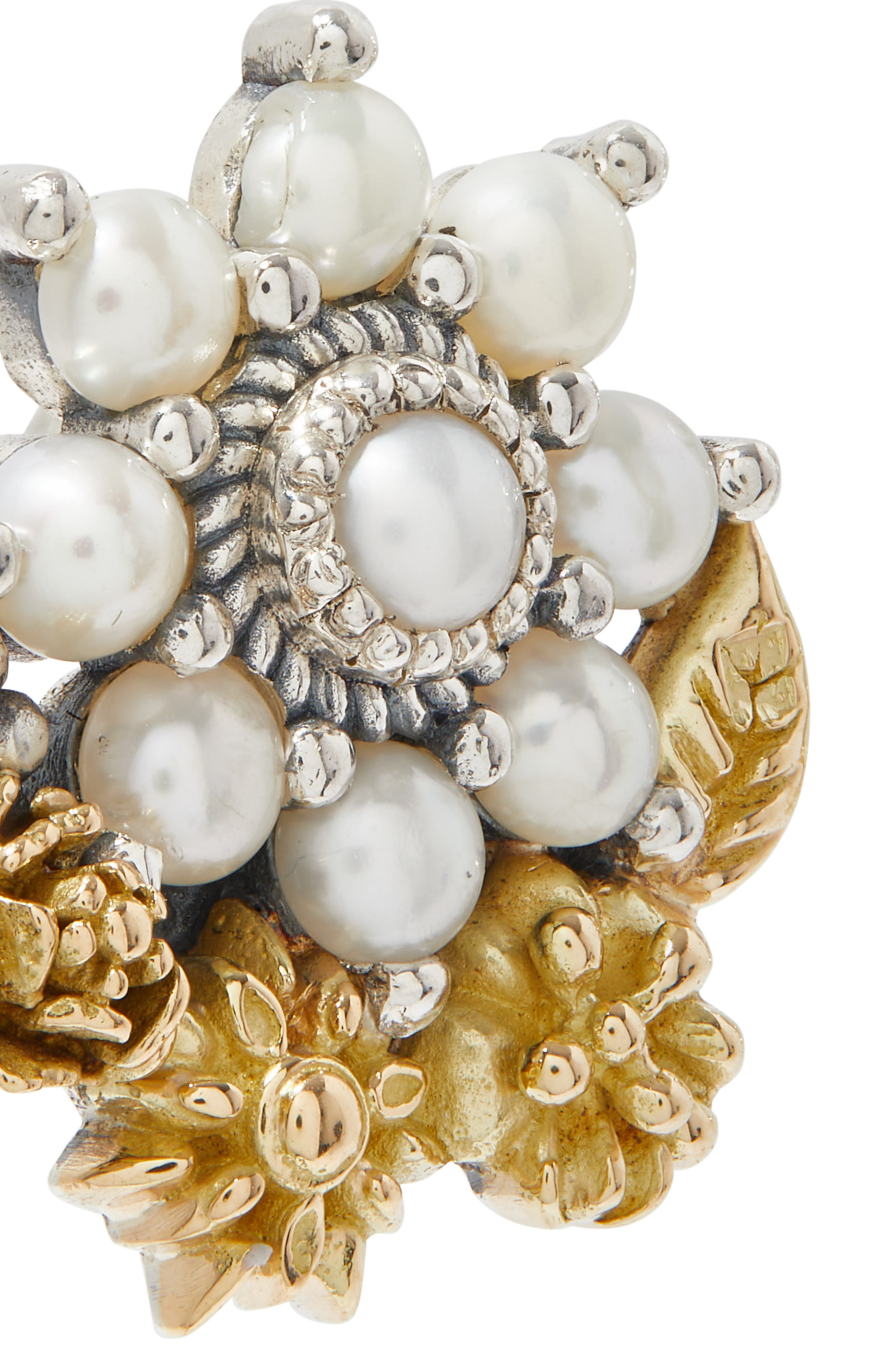 أقراط بتصميم زهرة غير متماثلة مرصعة باللؤلؤ ذهب أصفر عيار 18 وفضة إسترلينية