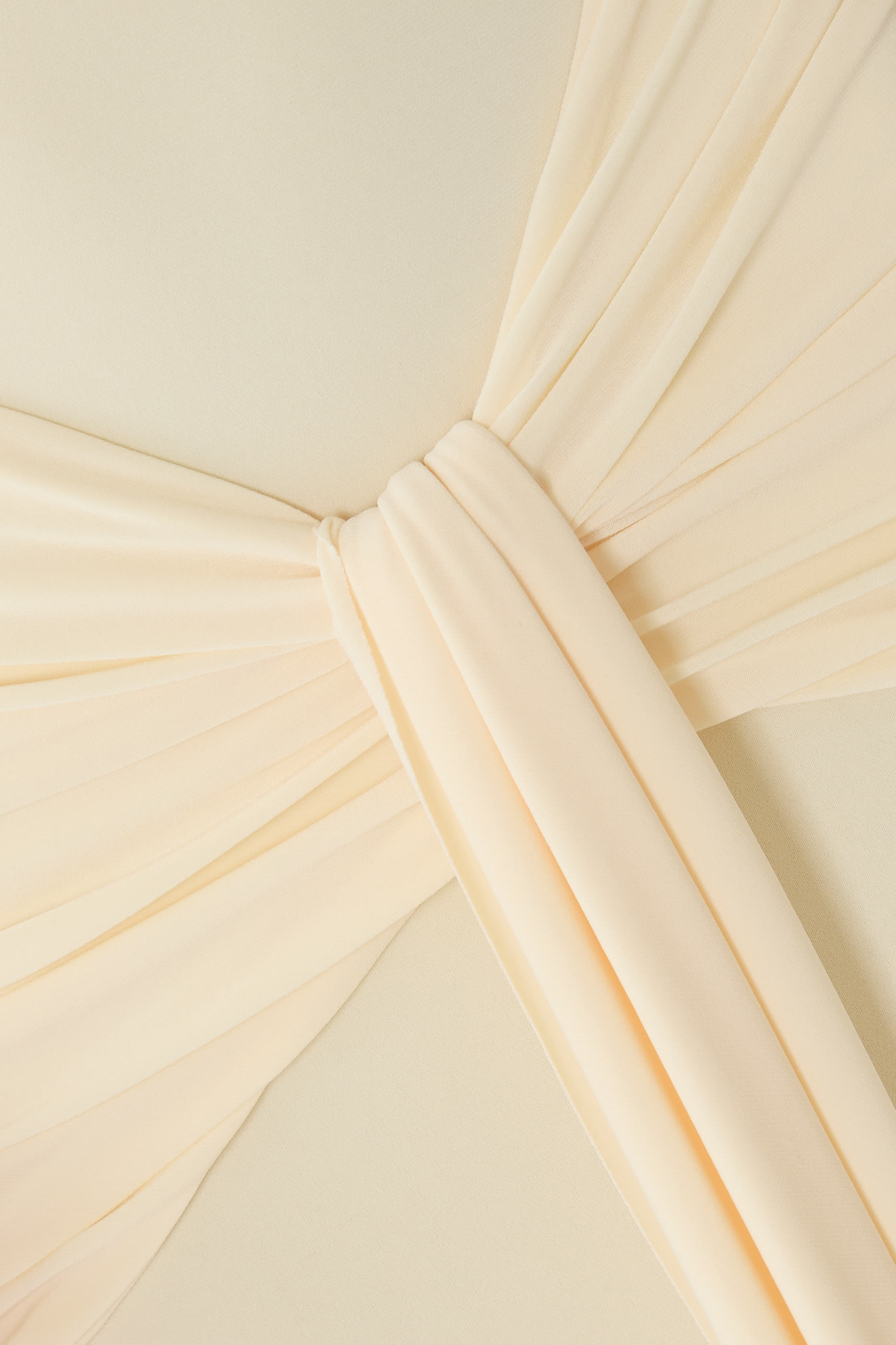 فستان جراتسيانا طويل بياقة عالية وتفاصيل درابيه