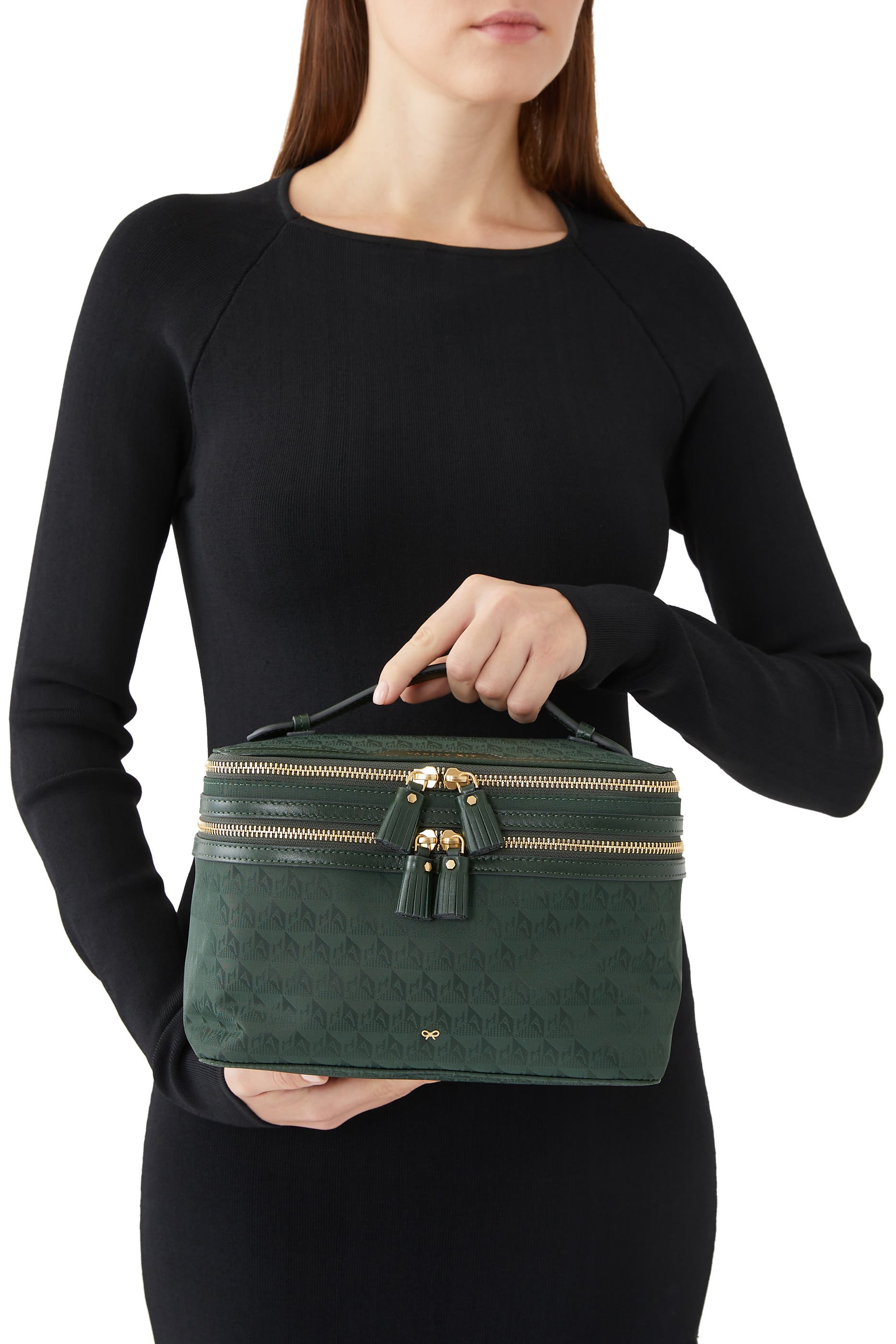 حقيبة بشعار الماركة لمجموعة مستحضرات التجميل