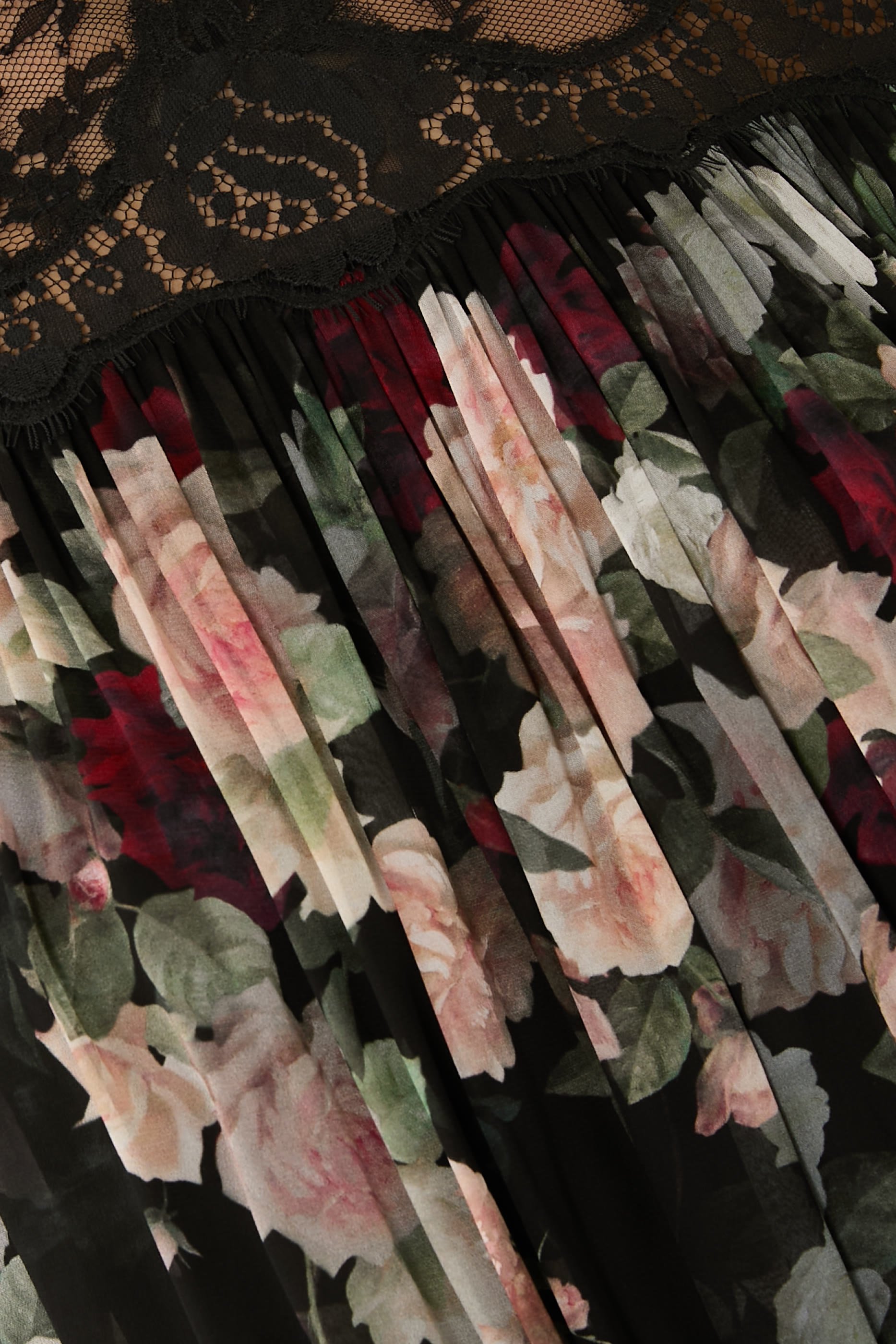 بلوزة بطيات ونقشة زهور دانتيل