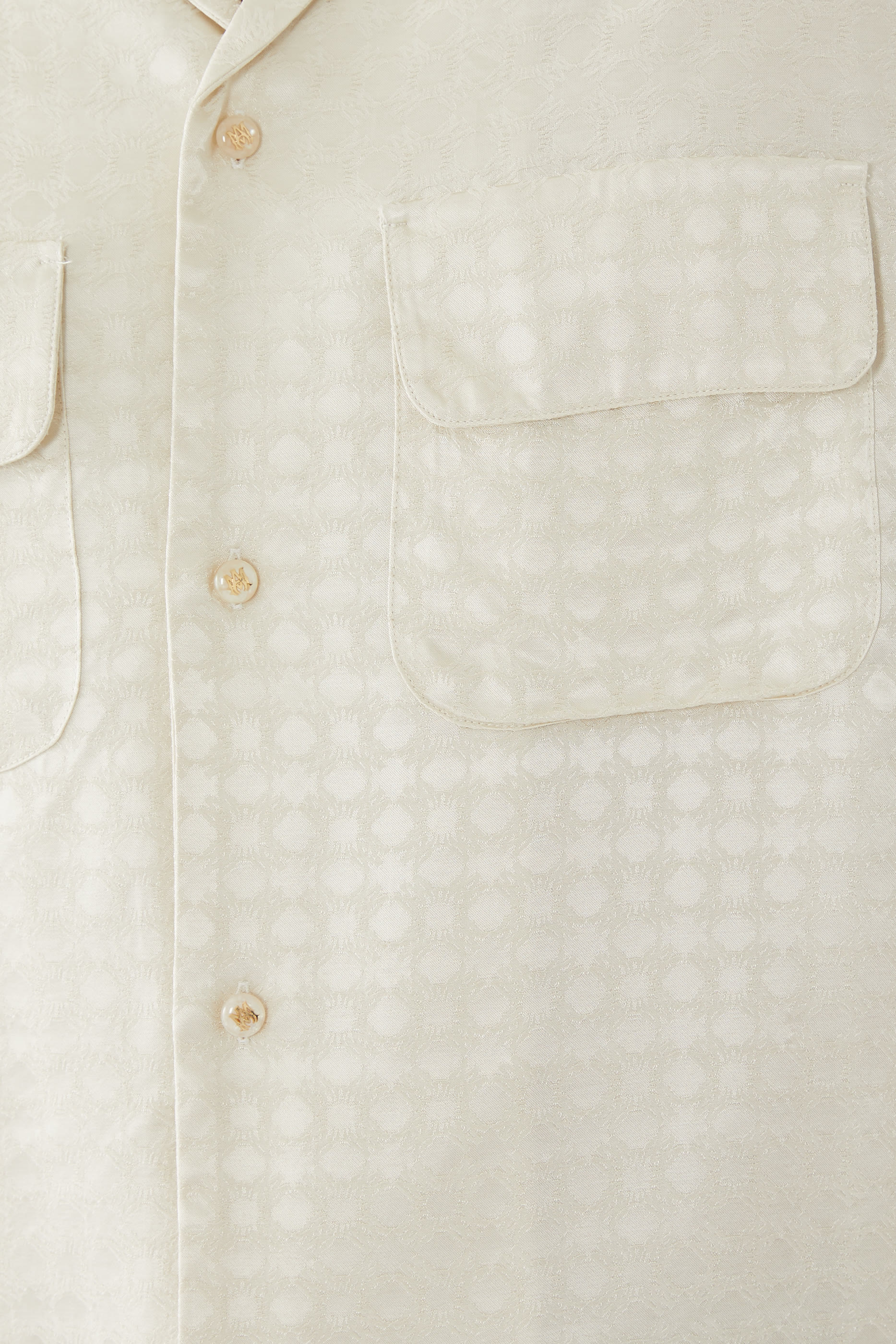 قميص بياقة مطوية ونقشة مربعات وشعار الماركة جاكار