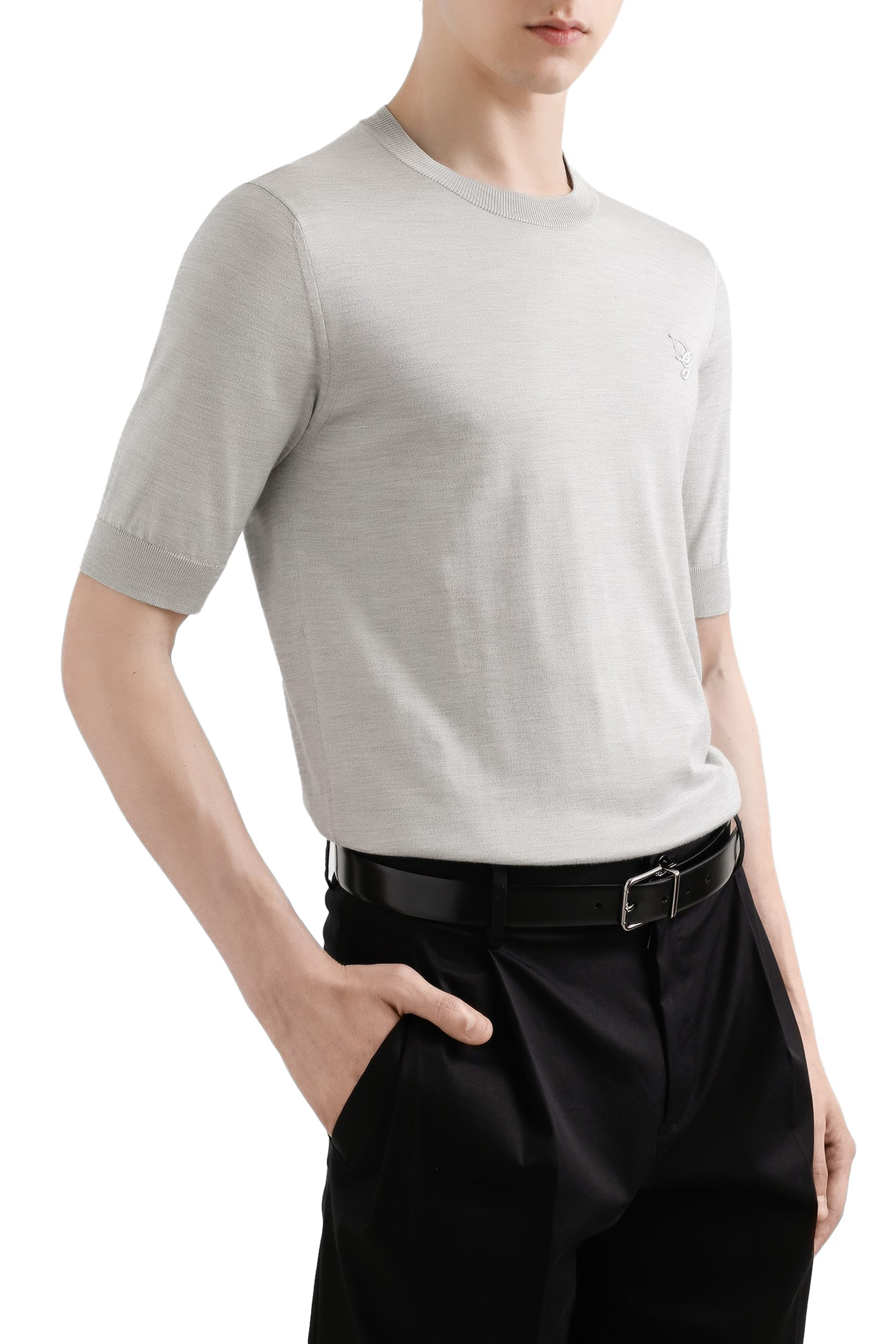 كنزة بياقة مستديرة وشعار الماركة المطرز حرير