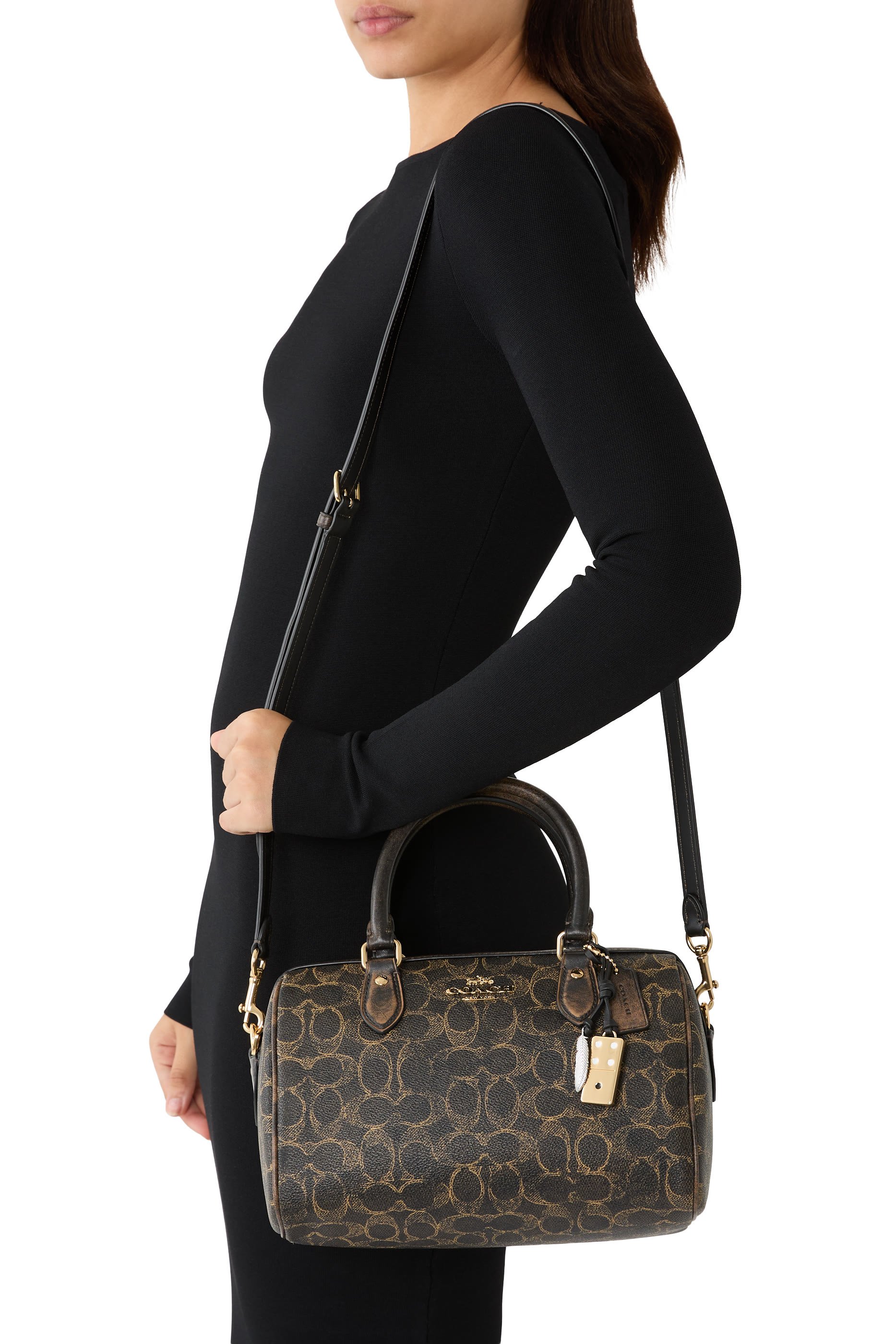 حقيبة روان ساتشيل قنب بشعار الماركة مزينة بحلية