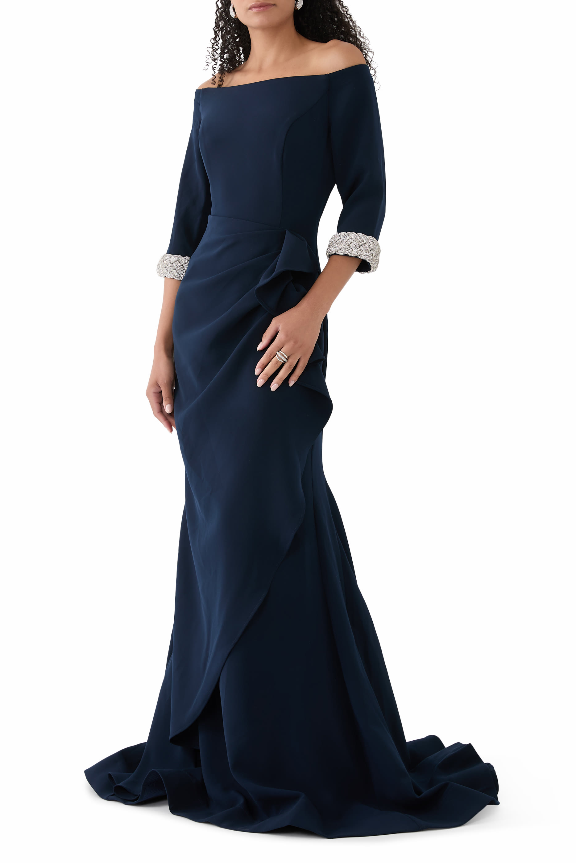 فستان سهرة بأكتاف متساقطة