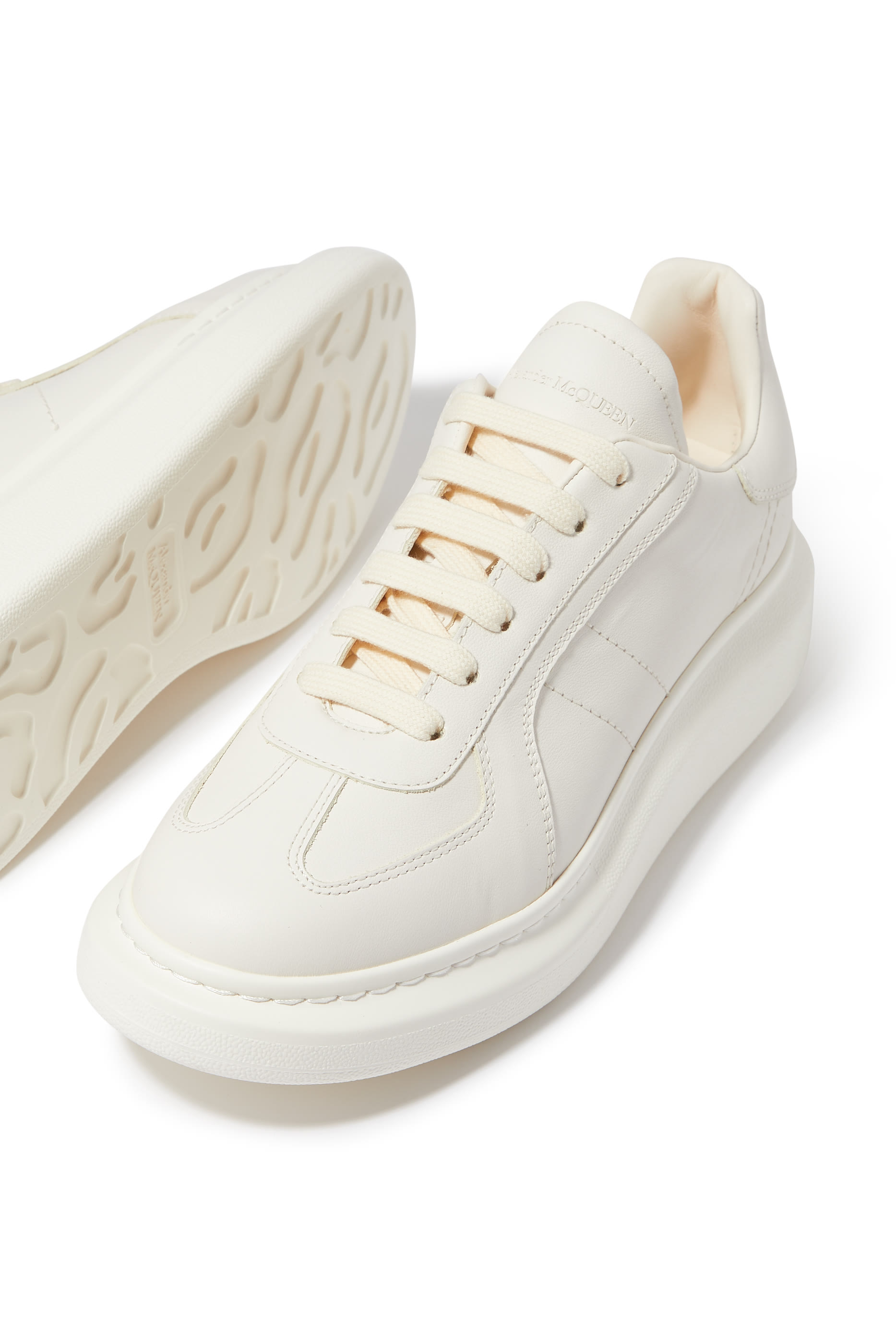 سنيكرز ريترو بنعل سميك