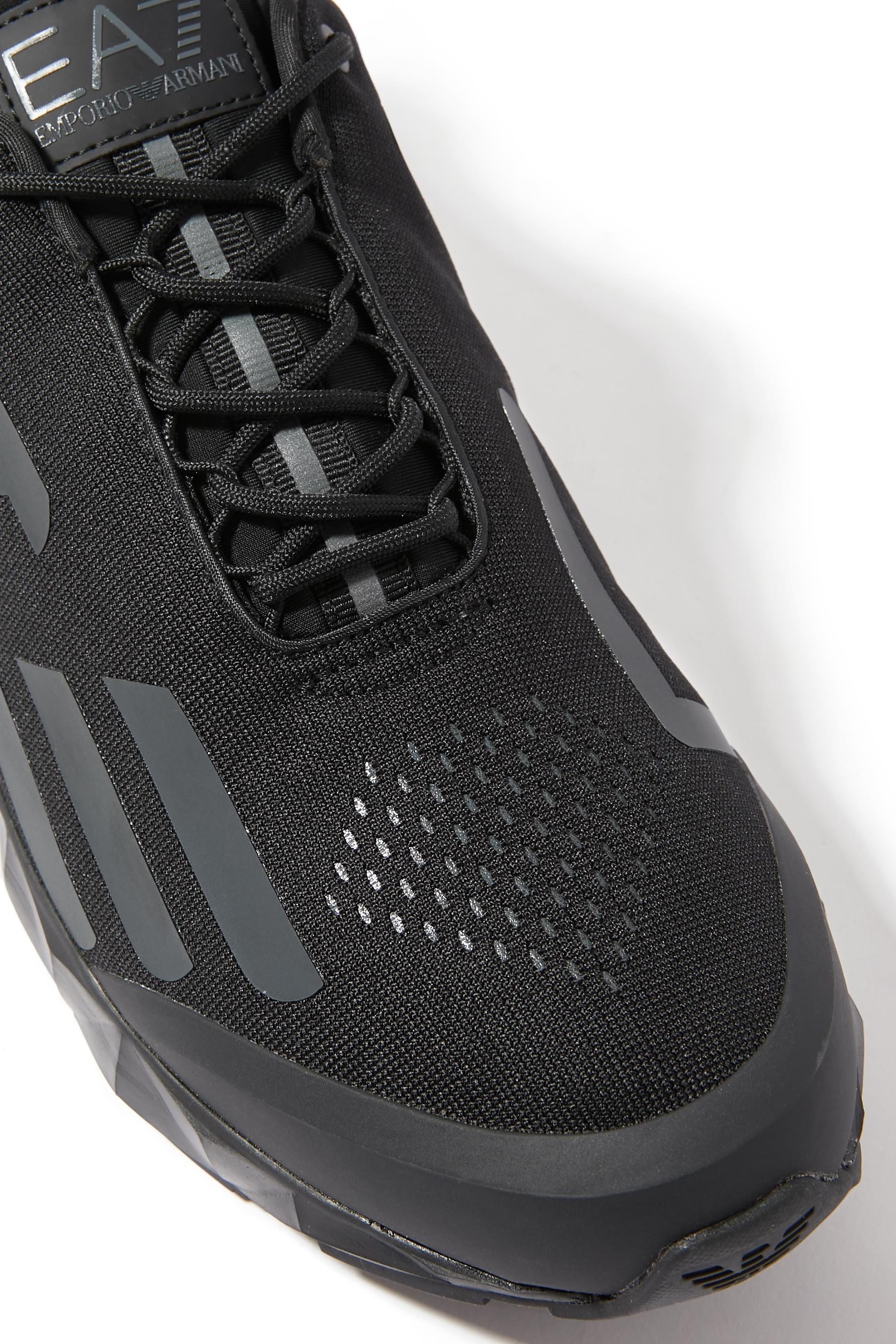 سنيكرز ألتميت كومبات بشعار الماركة