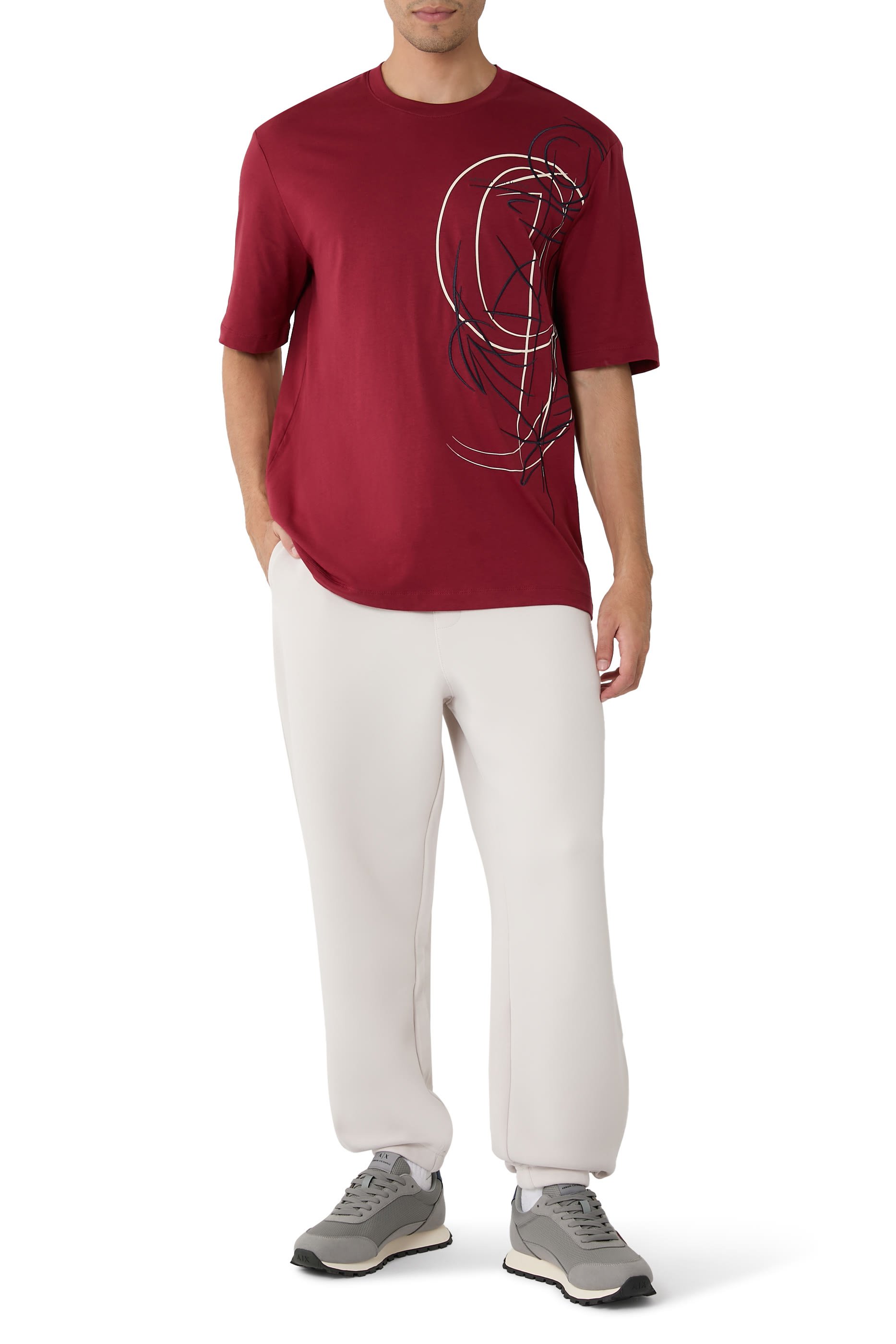 سنيكرز بكاحل منخفض ونقشة شعار الماركة على الجانب