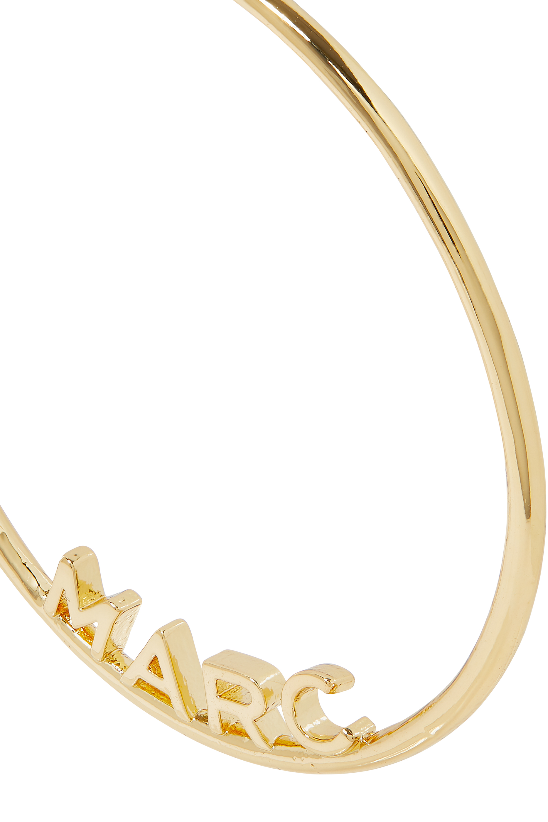 أقراط دائرية بحروف شعار الماركة