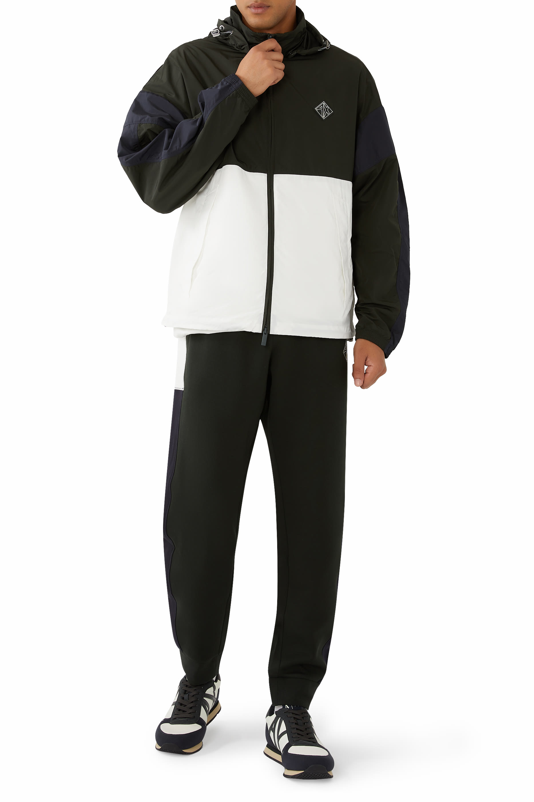 جاكيت بشعار الماركة