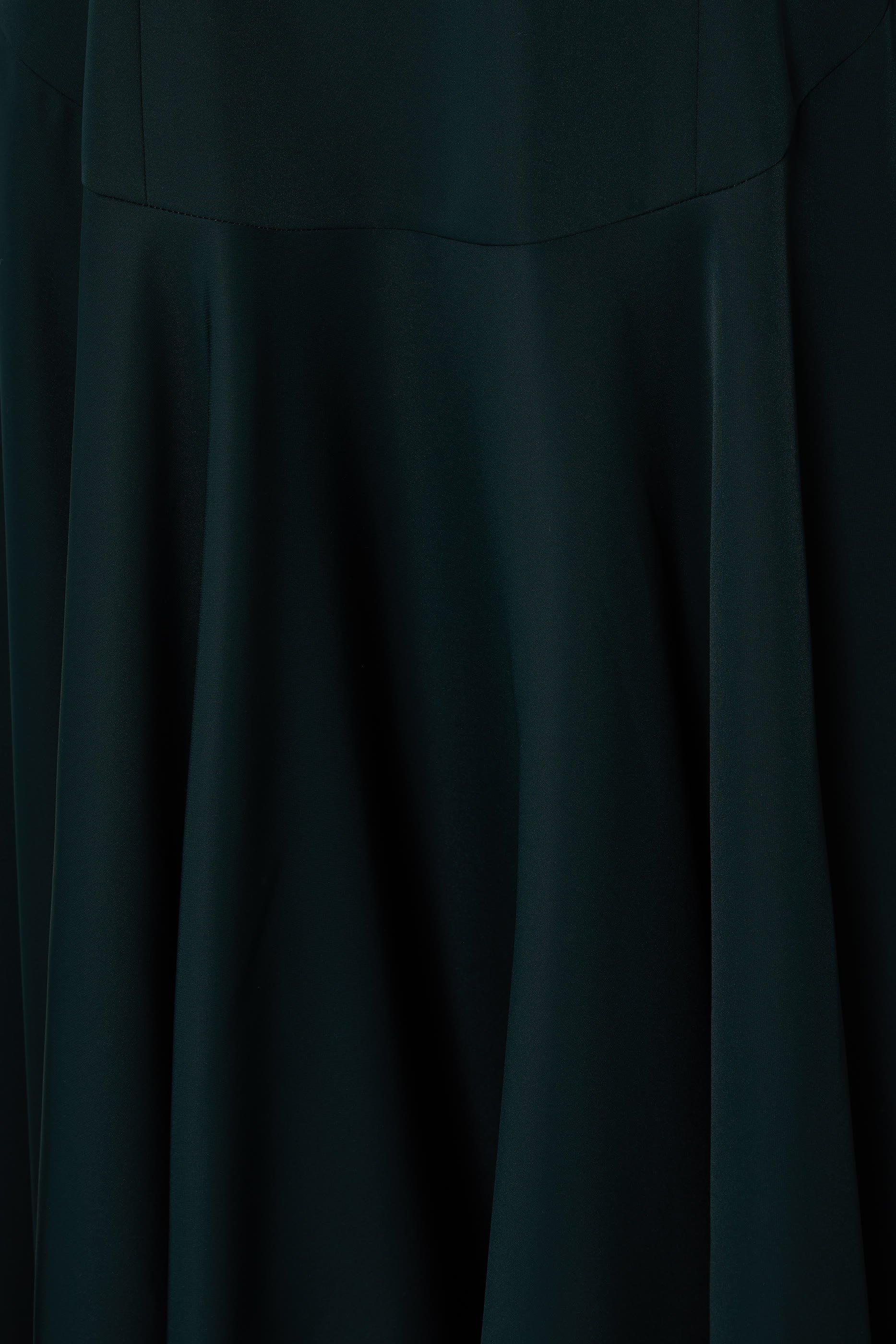 فستان سهرة بأكتاف مكشوفة وأكمام كريب