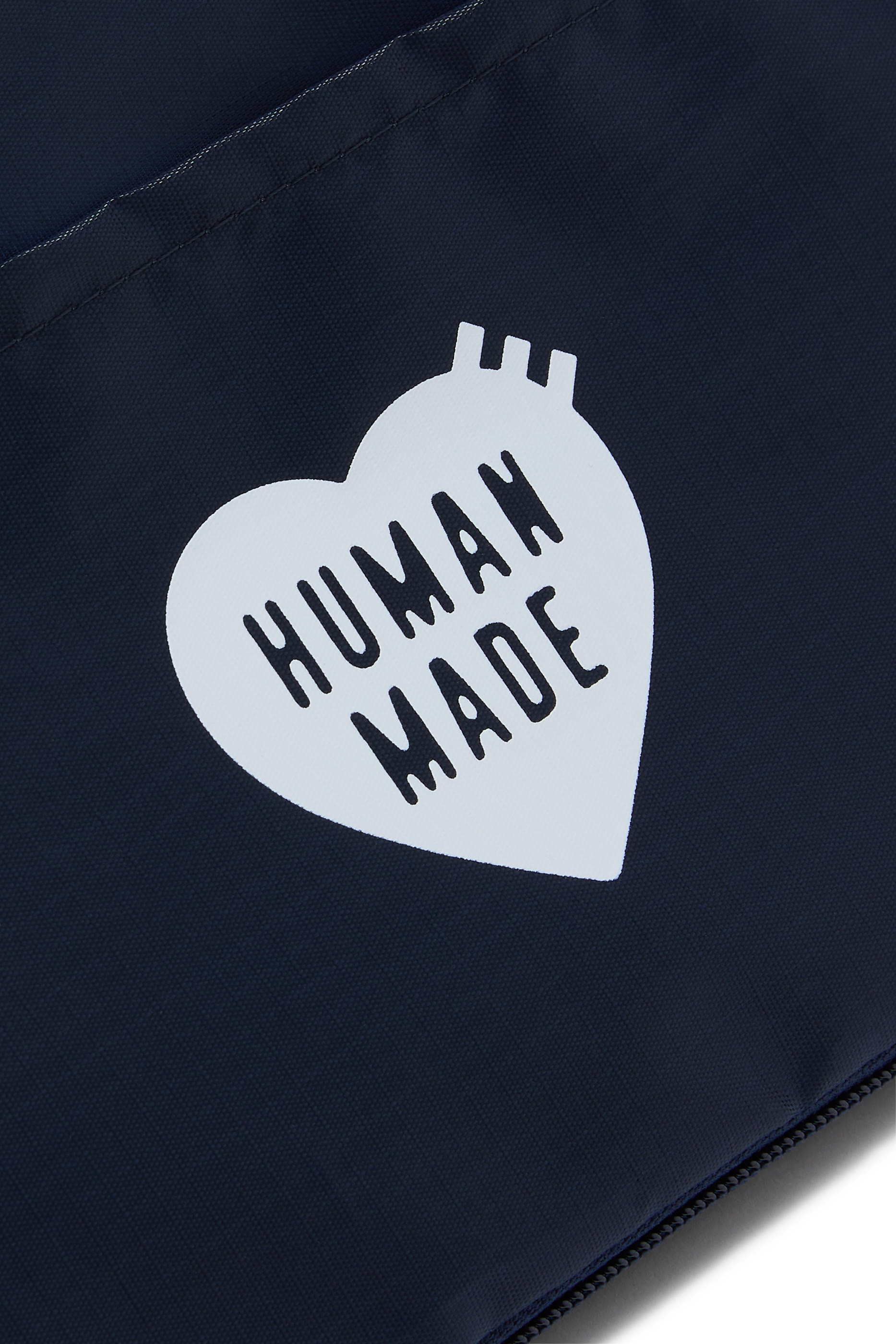 حقيبة صغيرة بشعار الماركة للسفر