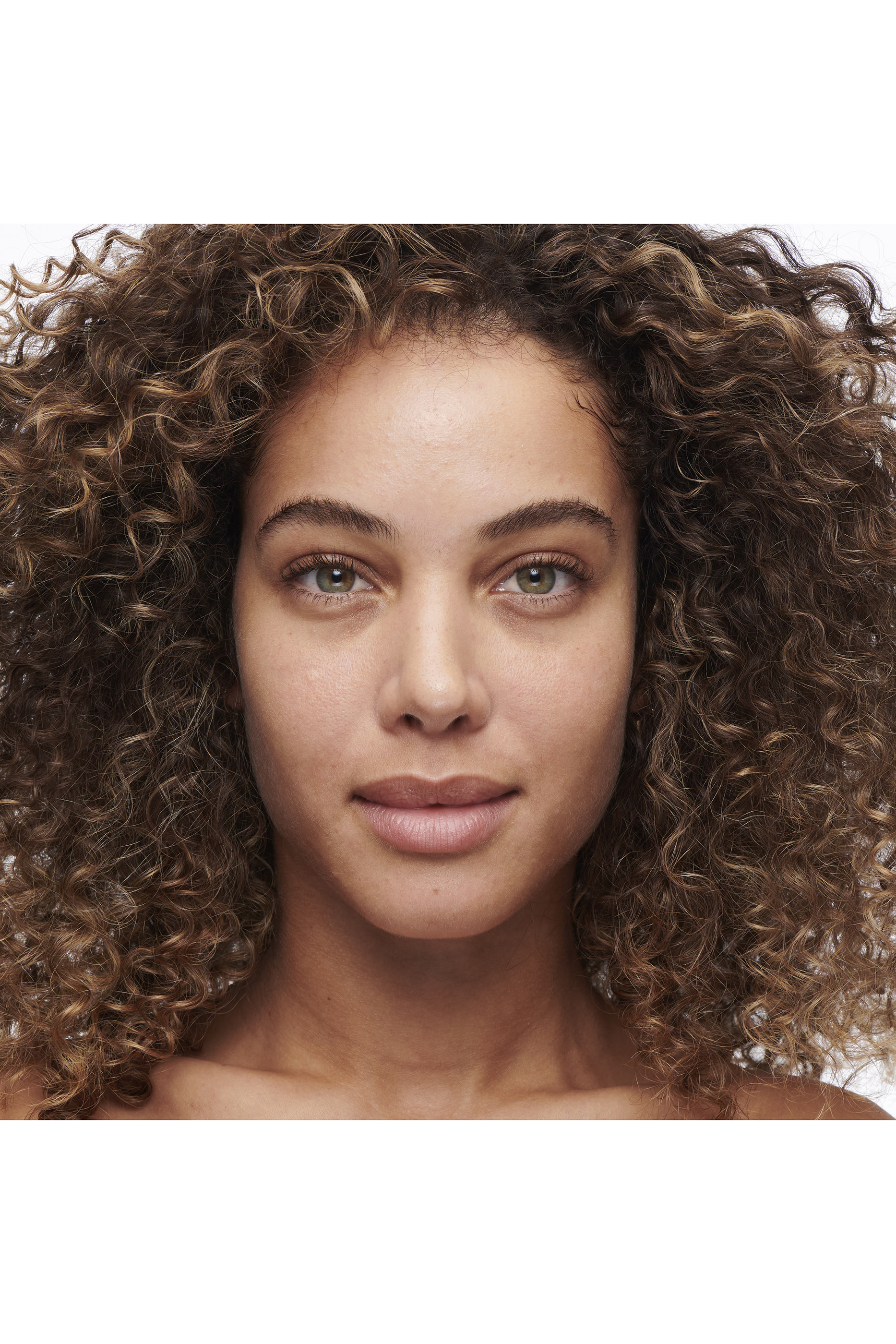 خافي عيوب ستوديو راديانس بفعالية السيروم