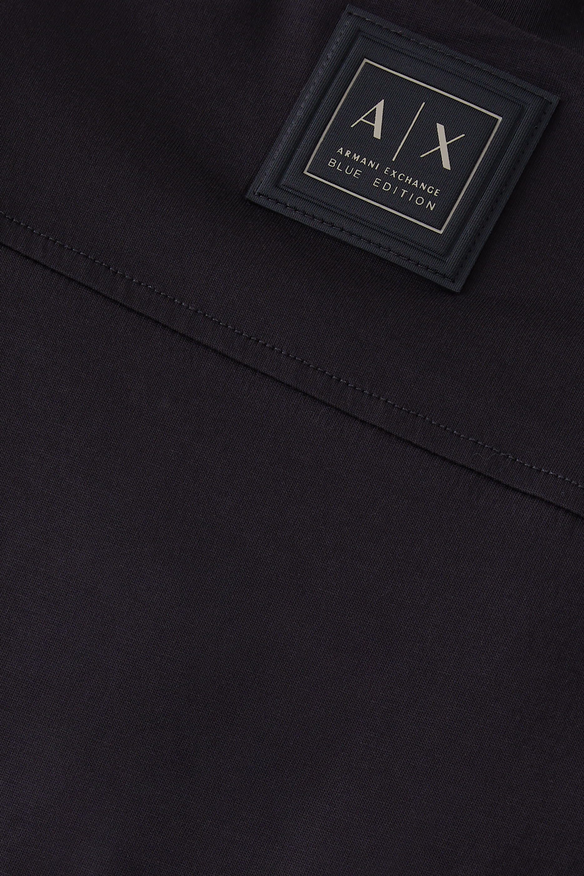 تيشيرت برقعة بشعار الماركة في الخلف