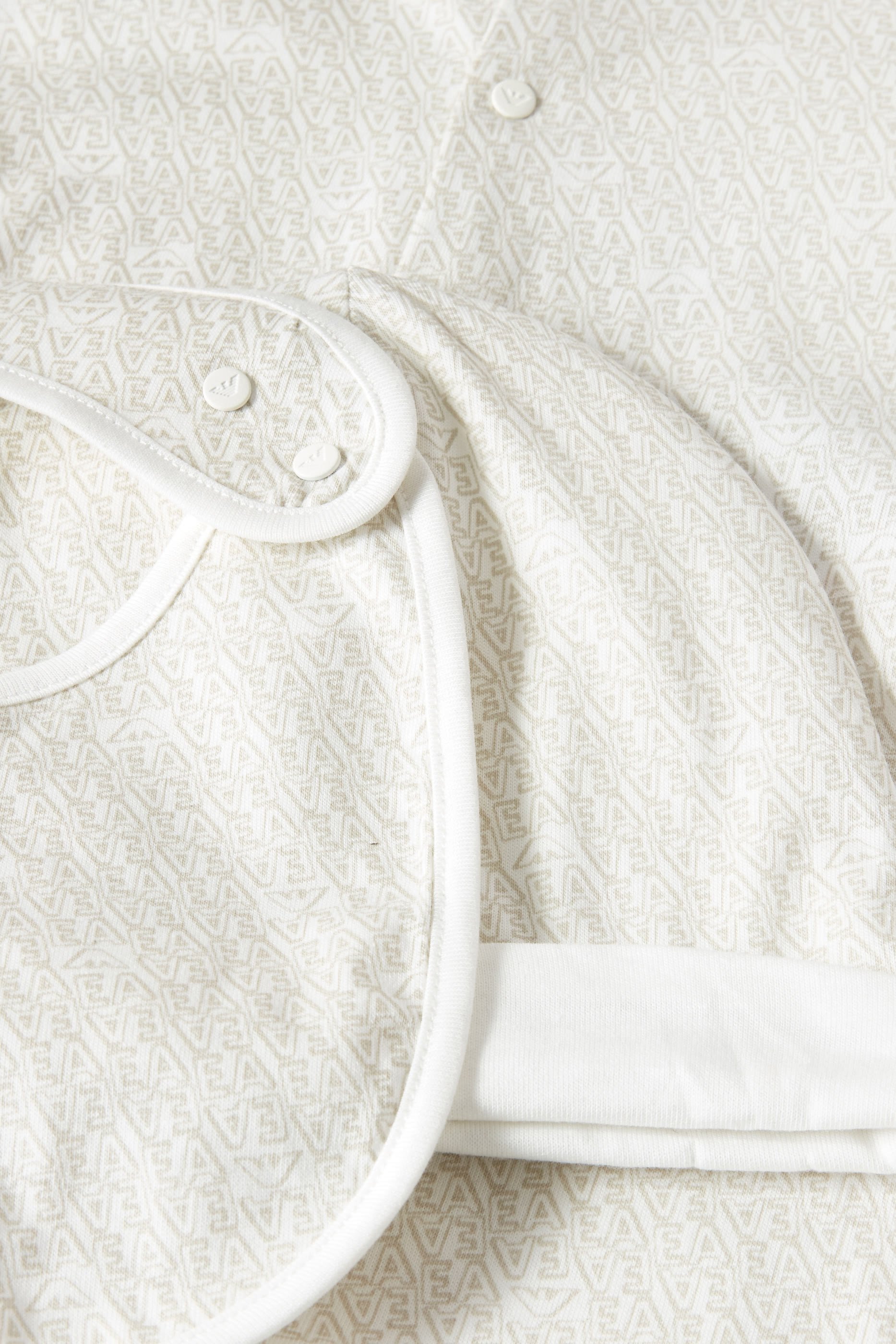 طقم هدايا بشعار الماركة للاطفال