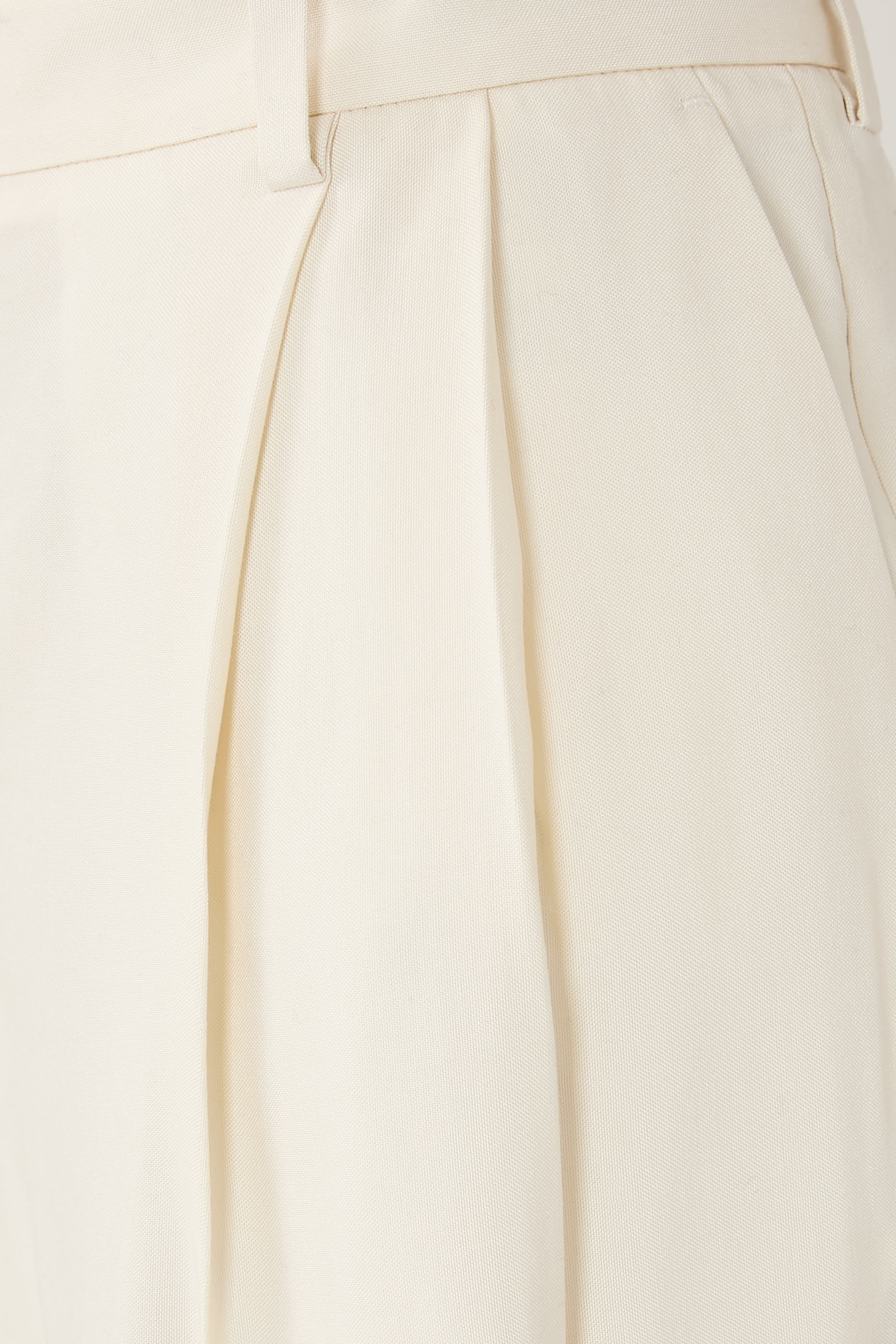 بنطال جارديروب بقصة انسيابية وطيتين