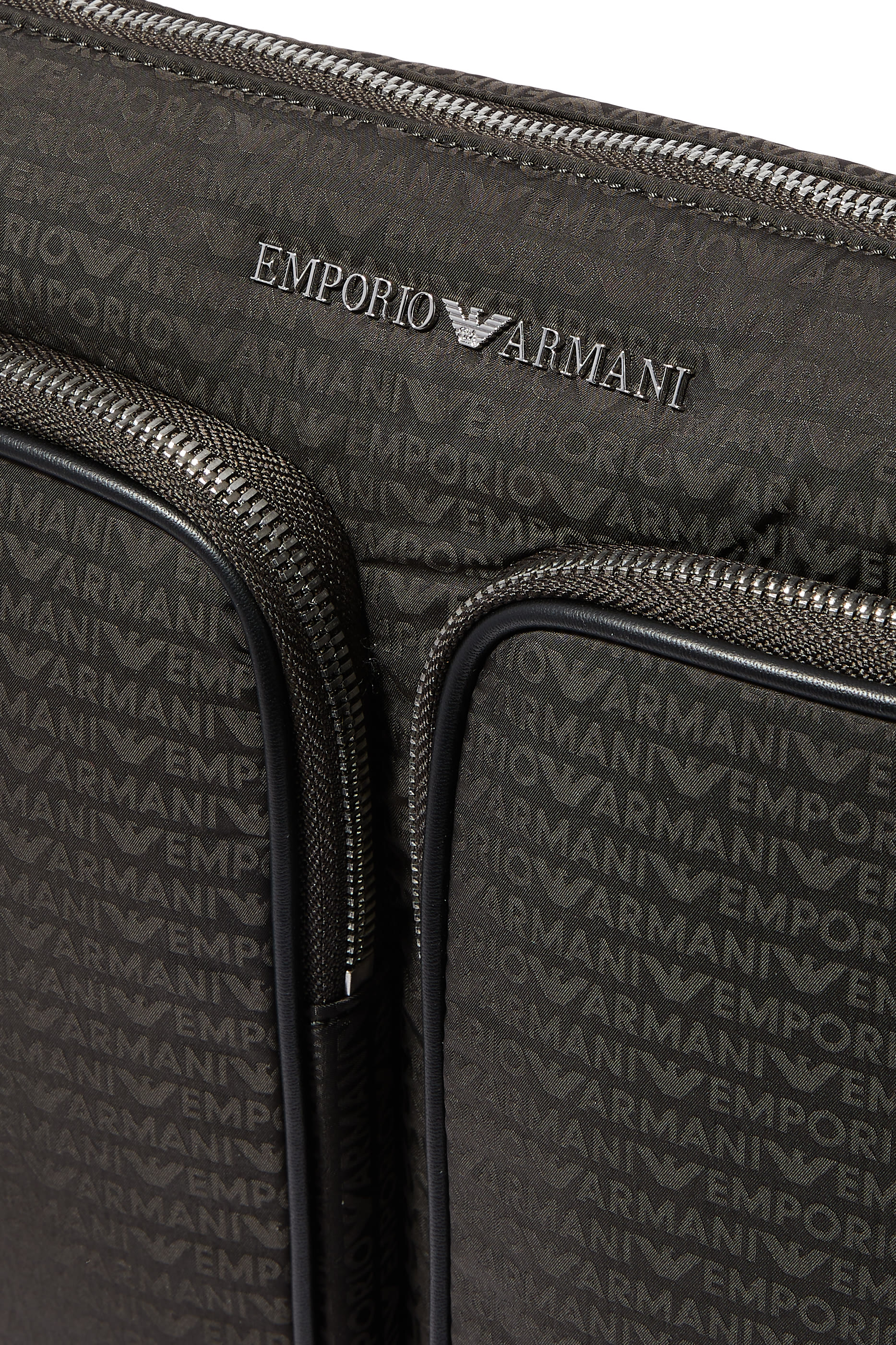 حقيبة كروس  بشعار الماركة جاكار