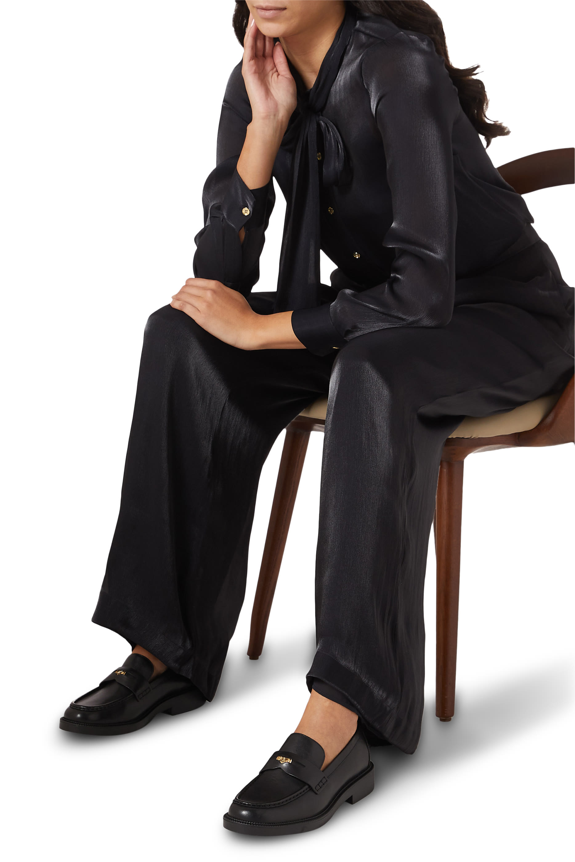 حذاء سهل الارتداء بشعار الماركة جلد