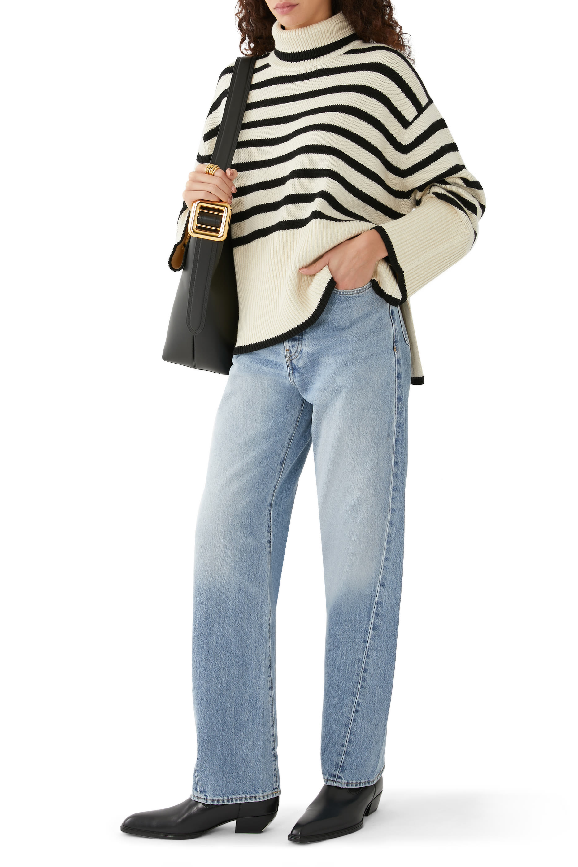 كنزة بياقة عالية ونقشة مخططة مميزة