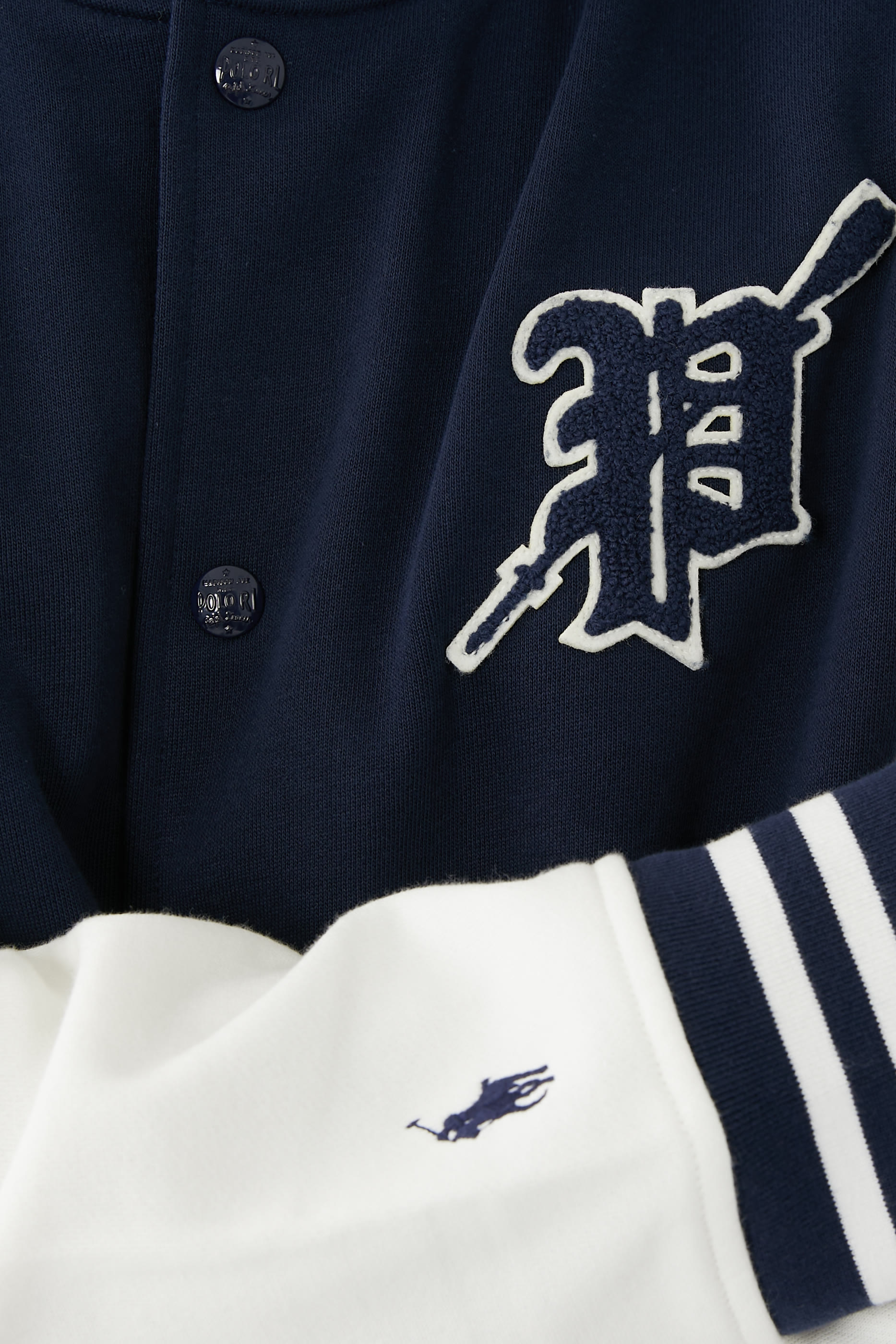 جاكيت بتصميم جامعي