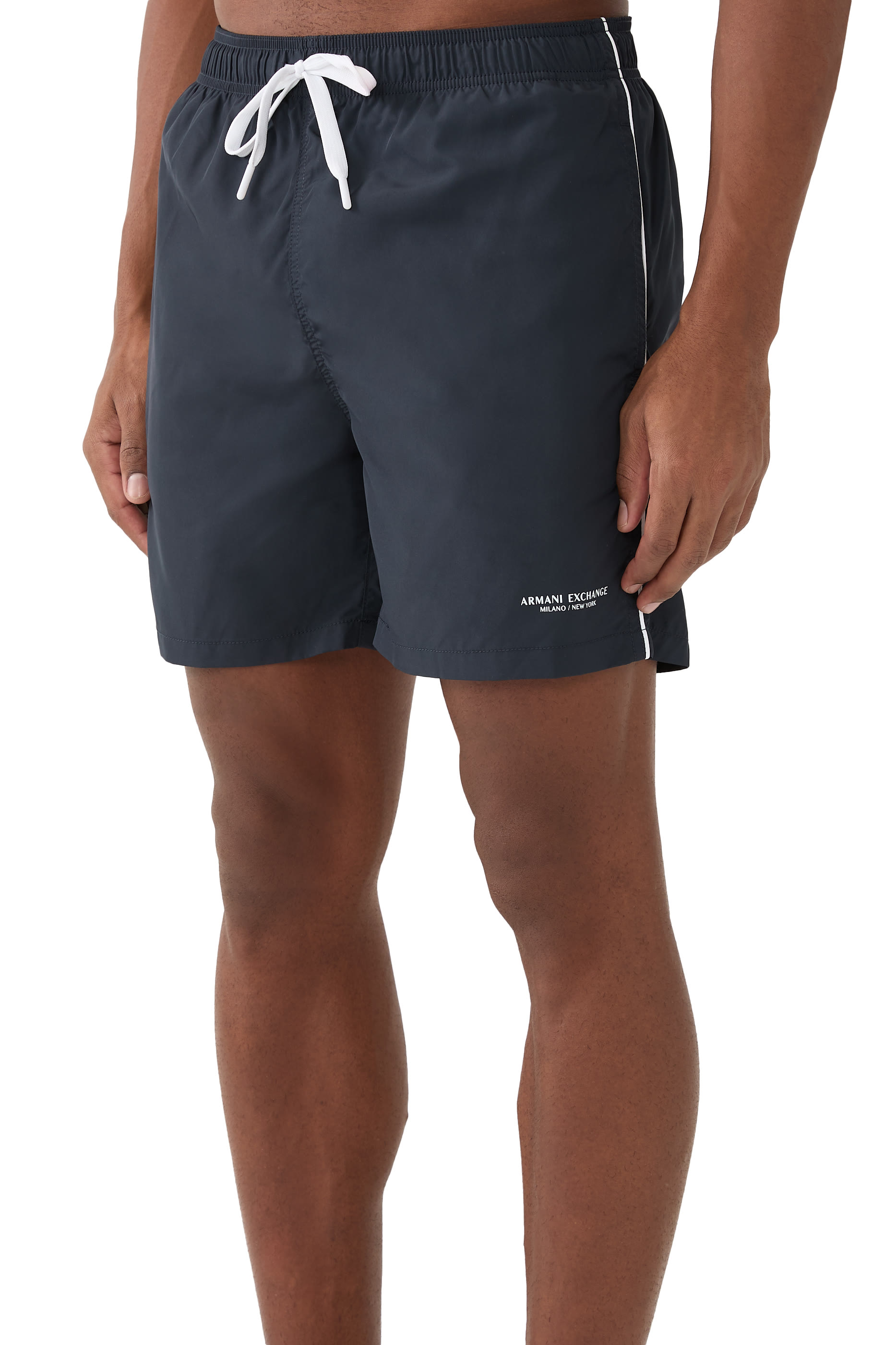 شورت سباحة بشعار الماركة