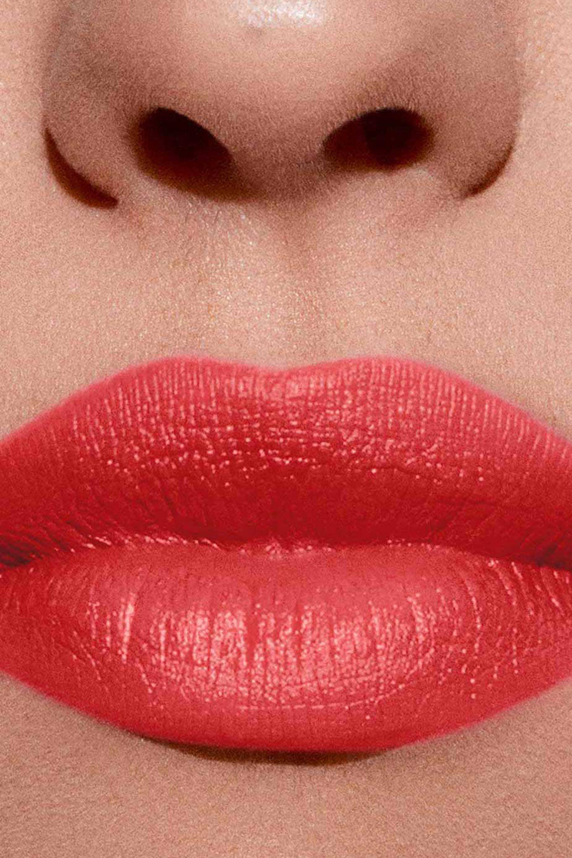 أحمر شفاه ليب باور بلون زاهٍ يدوم طويلاً