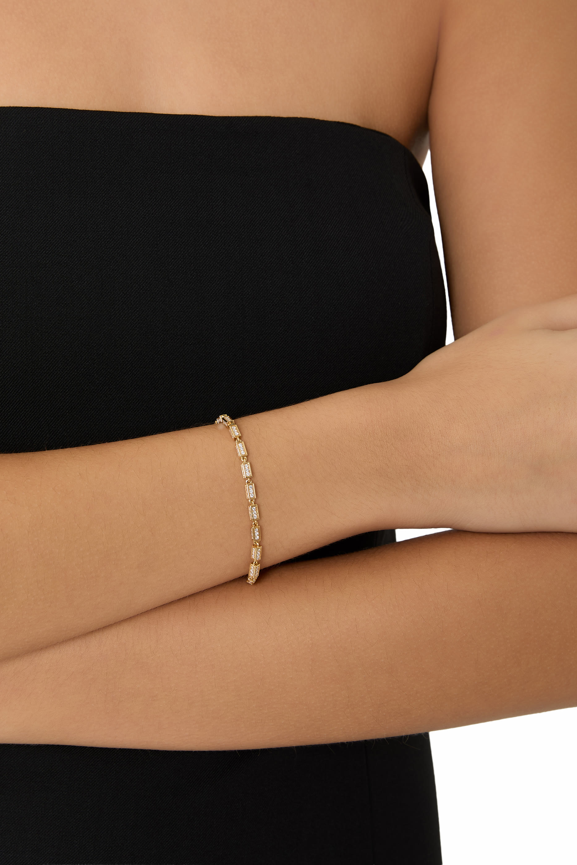 سوار متوسط بتصميم سلسلة بحلقات مكعبة مرصعة بالماس، ذهب أصفر عيار 18