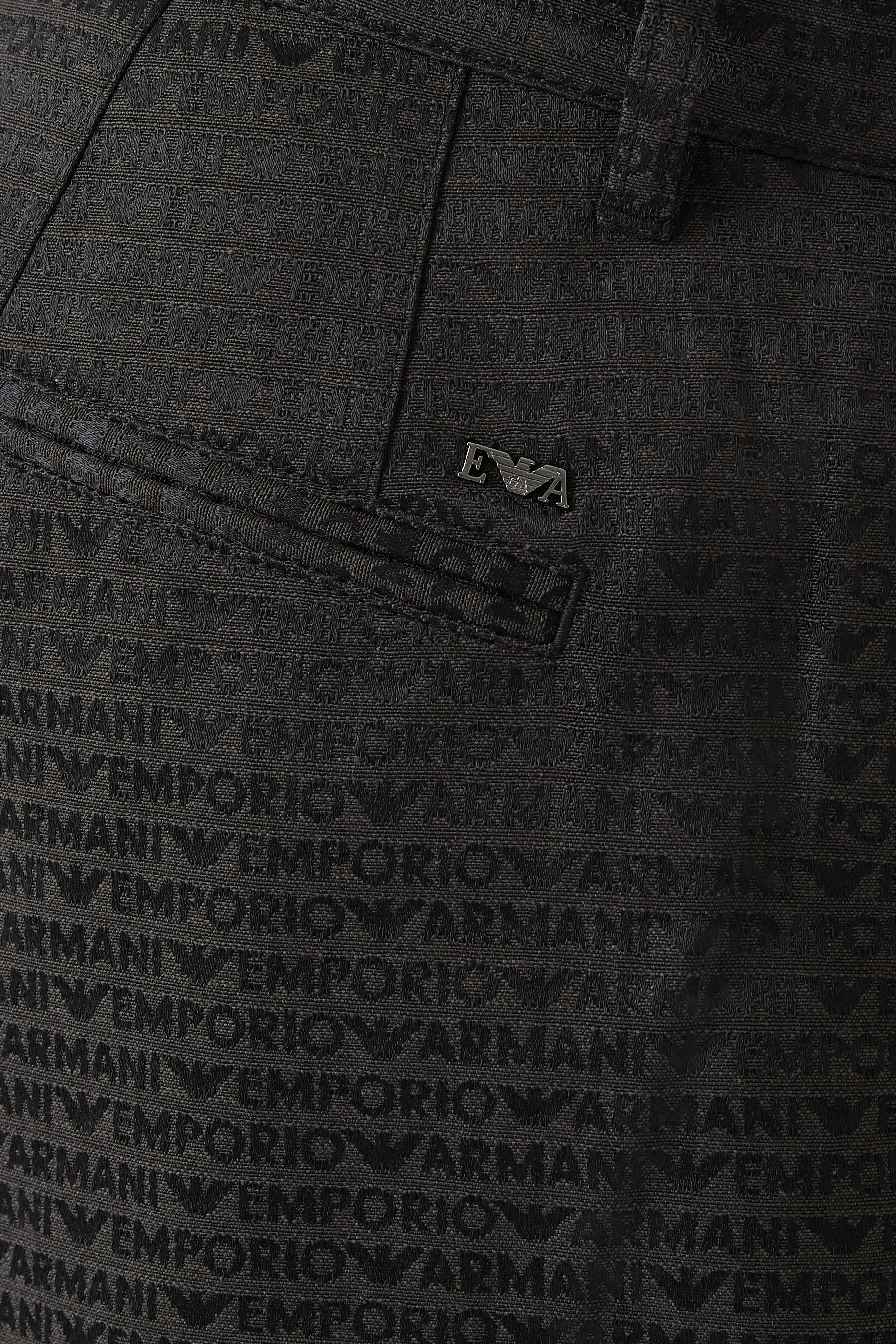 شورت برمودا جاكار مزين كليا بشعار الماركة