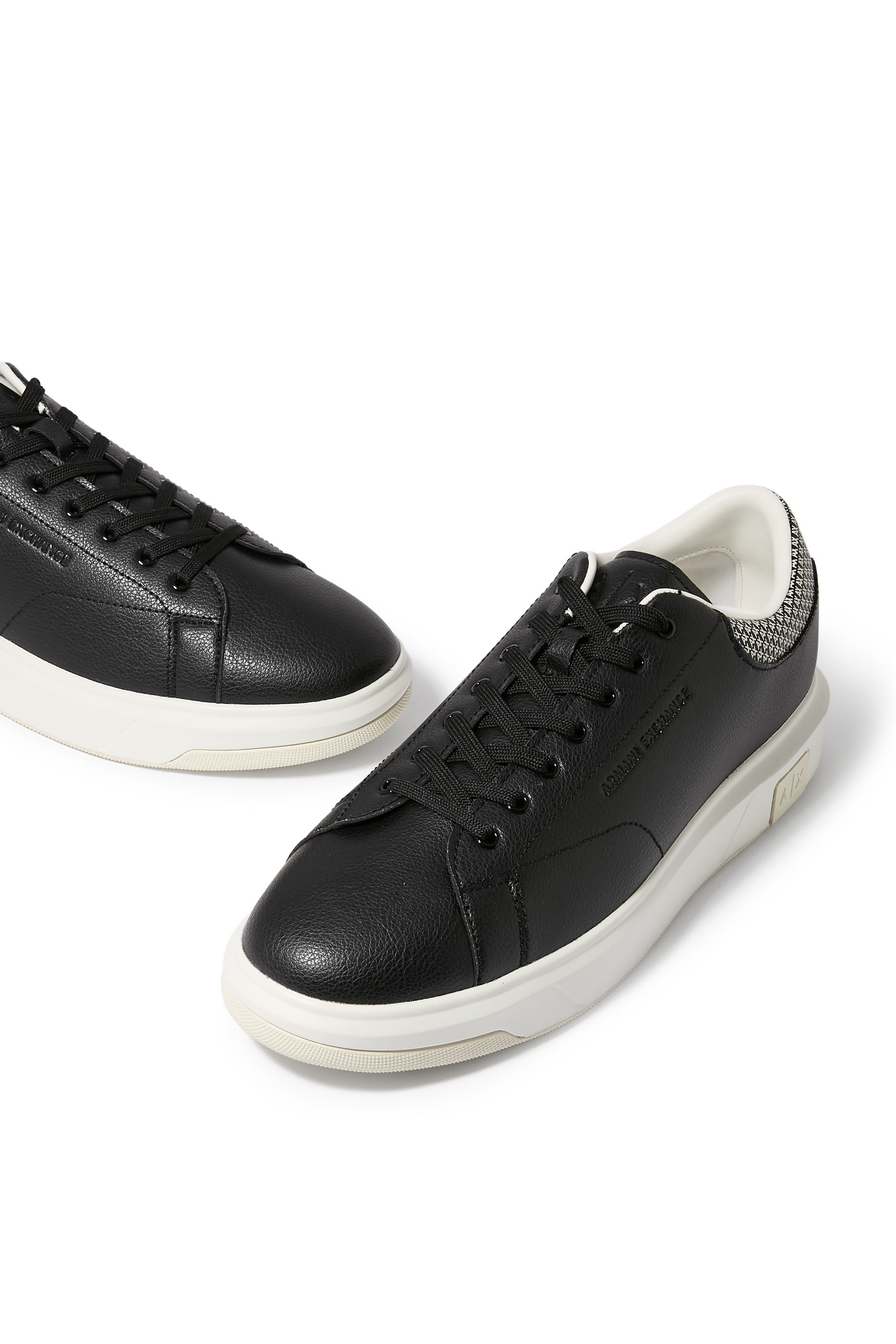 سنيكرز بشعار الماركة على الجانب