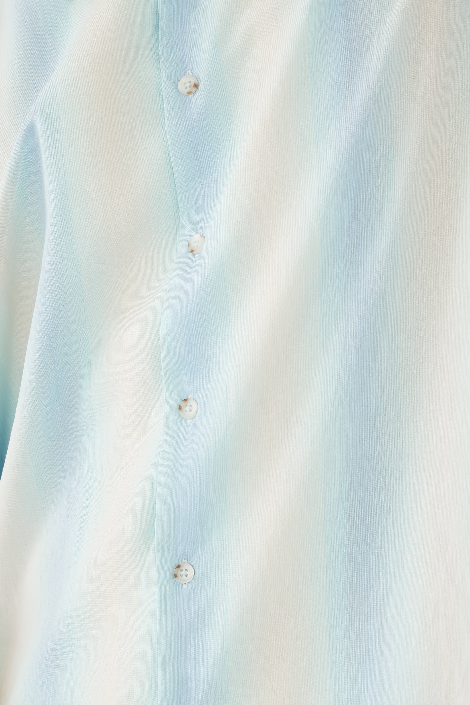 قميص مخطط بقصة واسعة