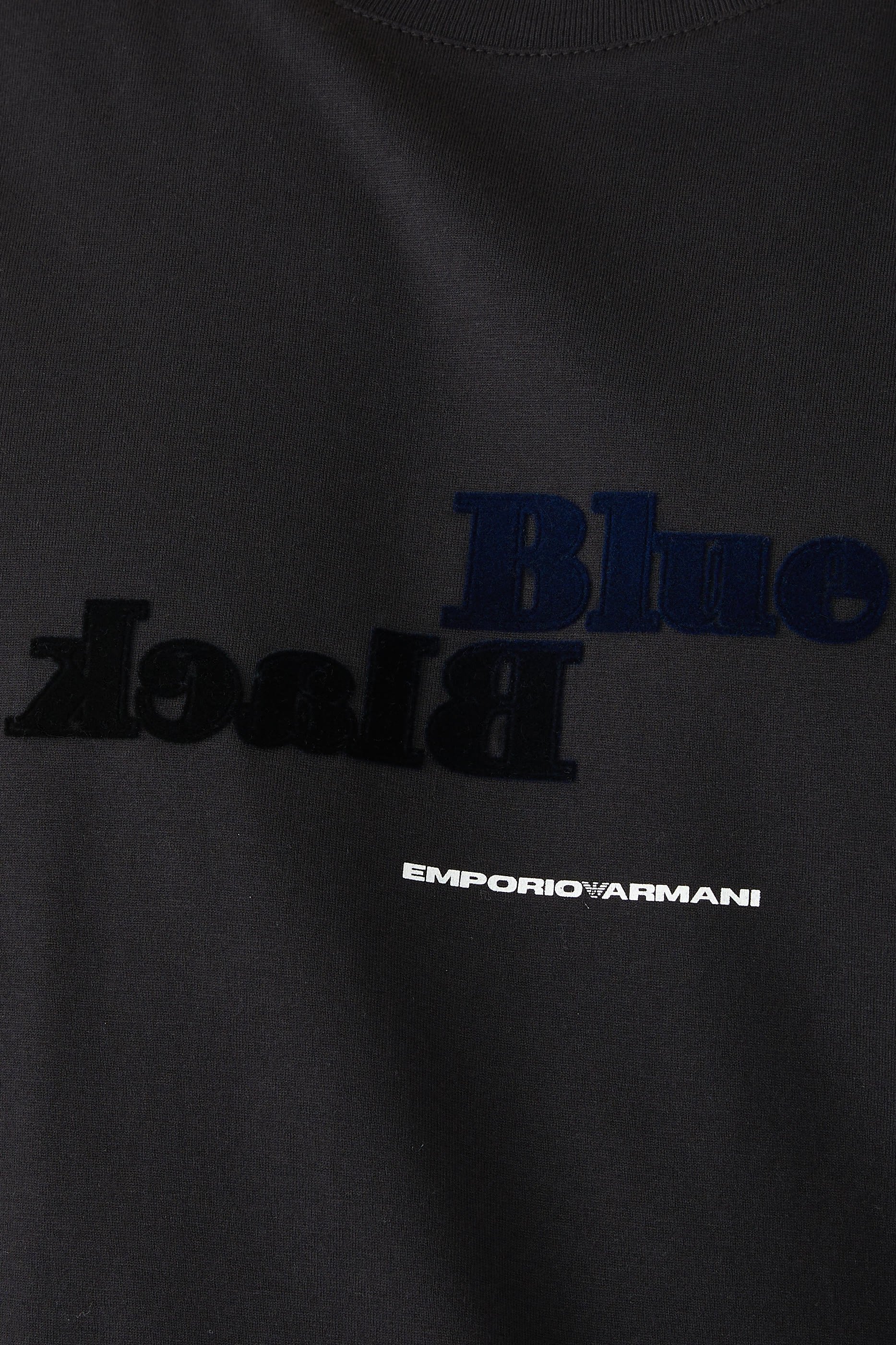 تيشيرت بشعار الماركة ضمن التشكيلة المستدامة