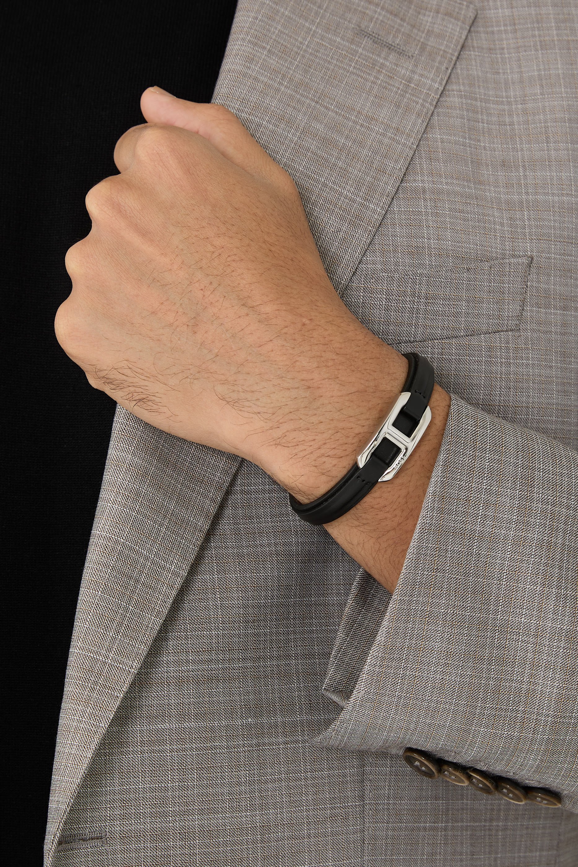 سوار جلدي متعدد الطبقات مع حلقة فضية اللون بشعار الماركة