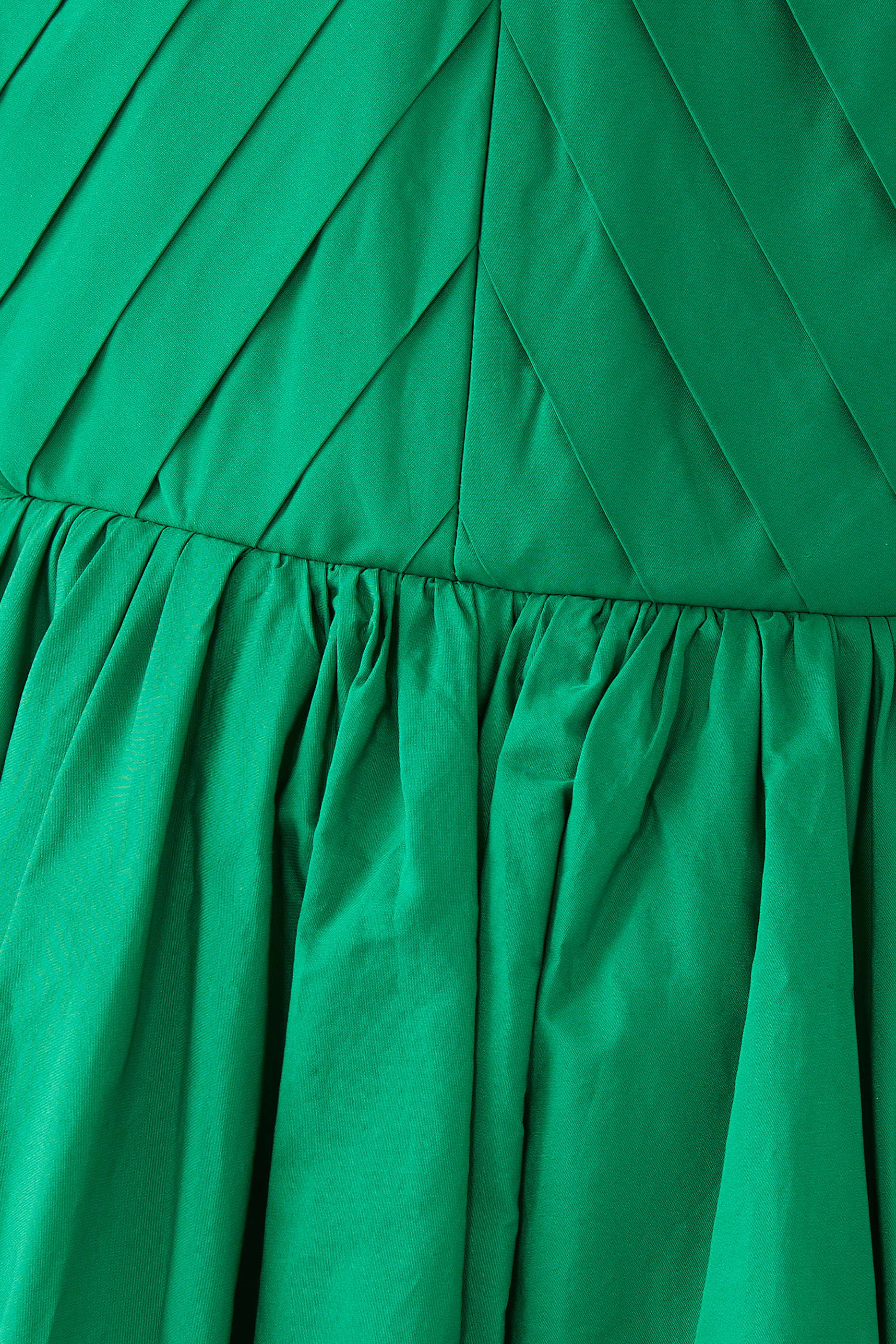 فستان سهرة تافيتا بتصميم قلب